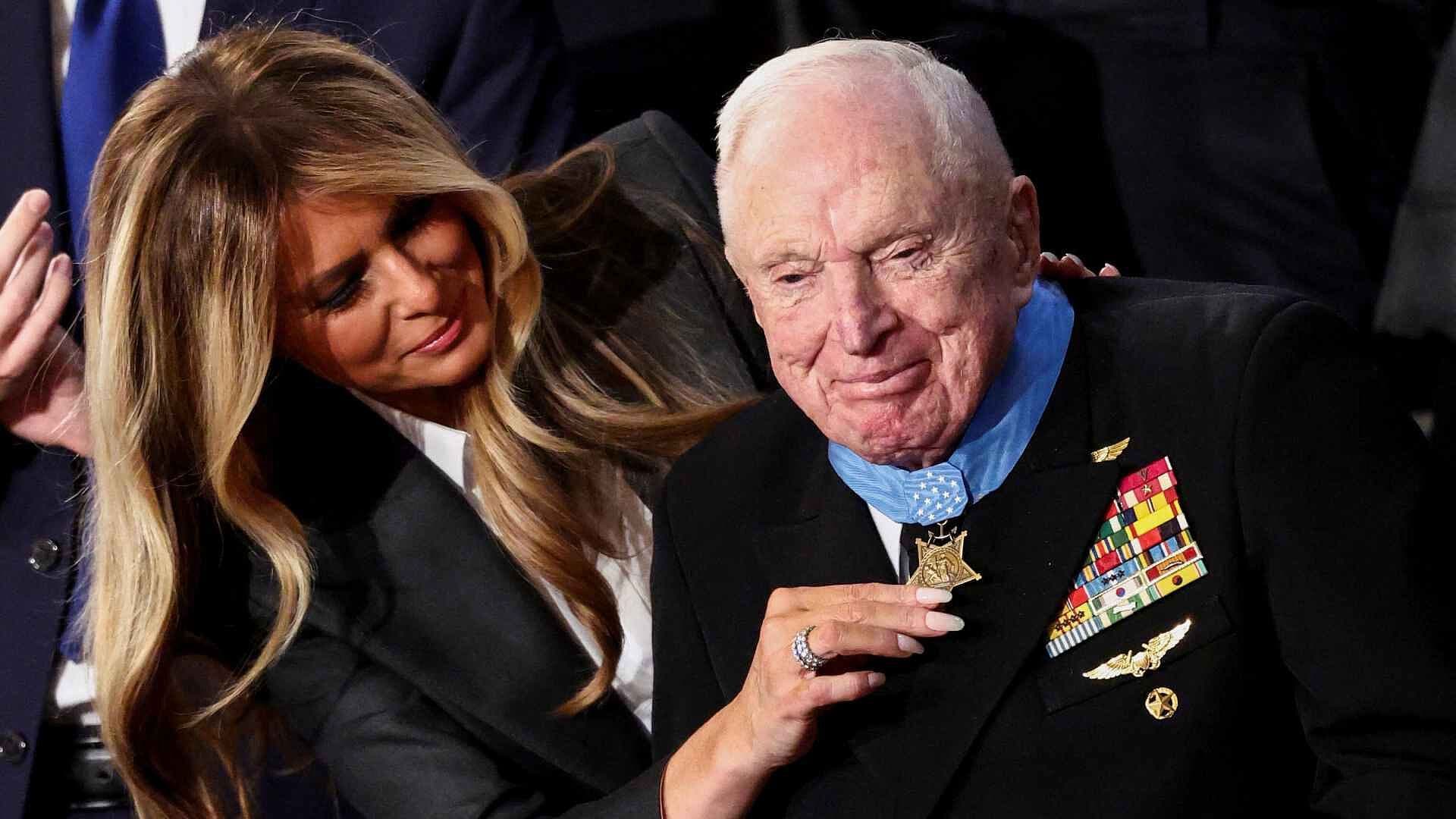 Momento en que Melania Trump Entrega Medalla de Honor a Veterano de la Marina de EUA