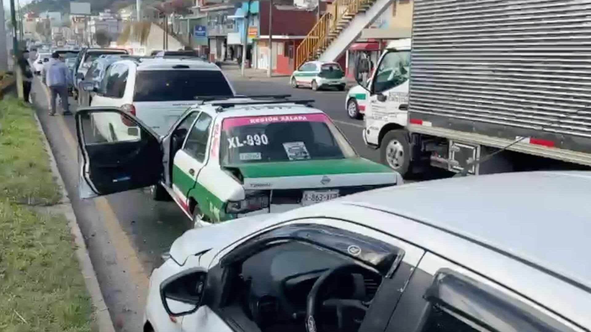 Choque Múltiple de Siete Vehículos en Banderilla-Xalapa Deja Como Saldo una Mujer Lesionada