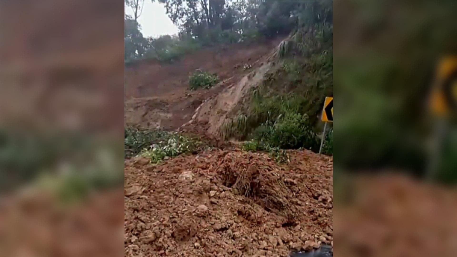 Se Registra Deslave en Ambos Sentidos de la Carretera Tenango-Ixtapan de la Sal, Edomex