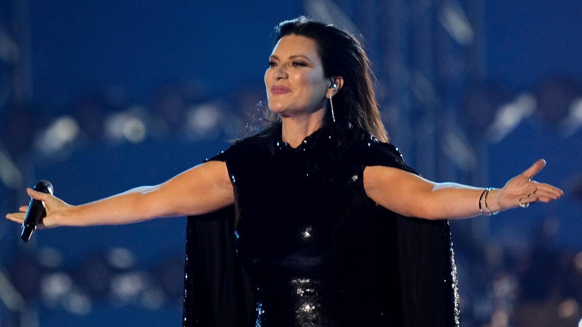 Laura Pausini Sorprende con Look Rubio