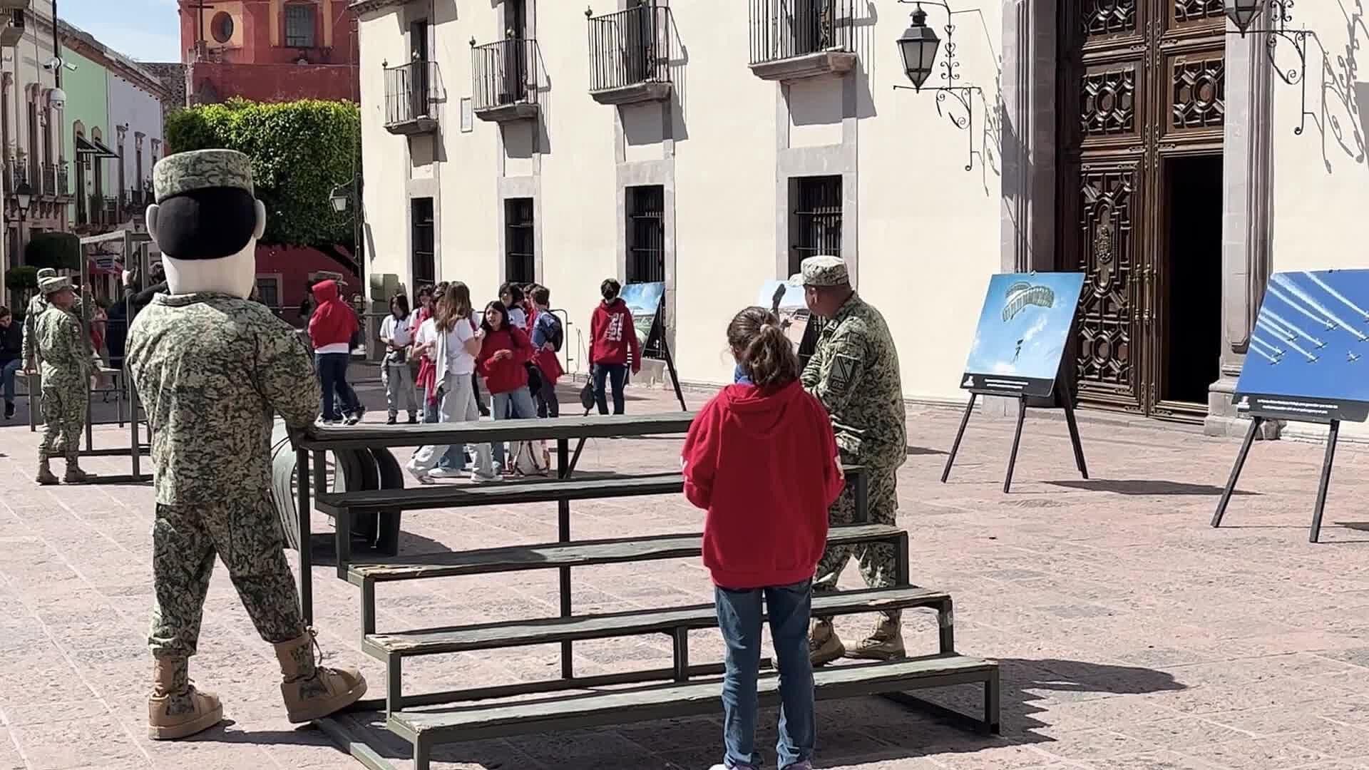 Ejército Mexicano Invita a Jóvenes Queretanos a Unirse a sus Filas en Plaza de Armas