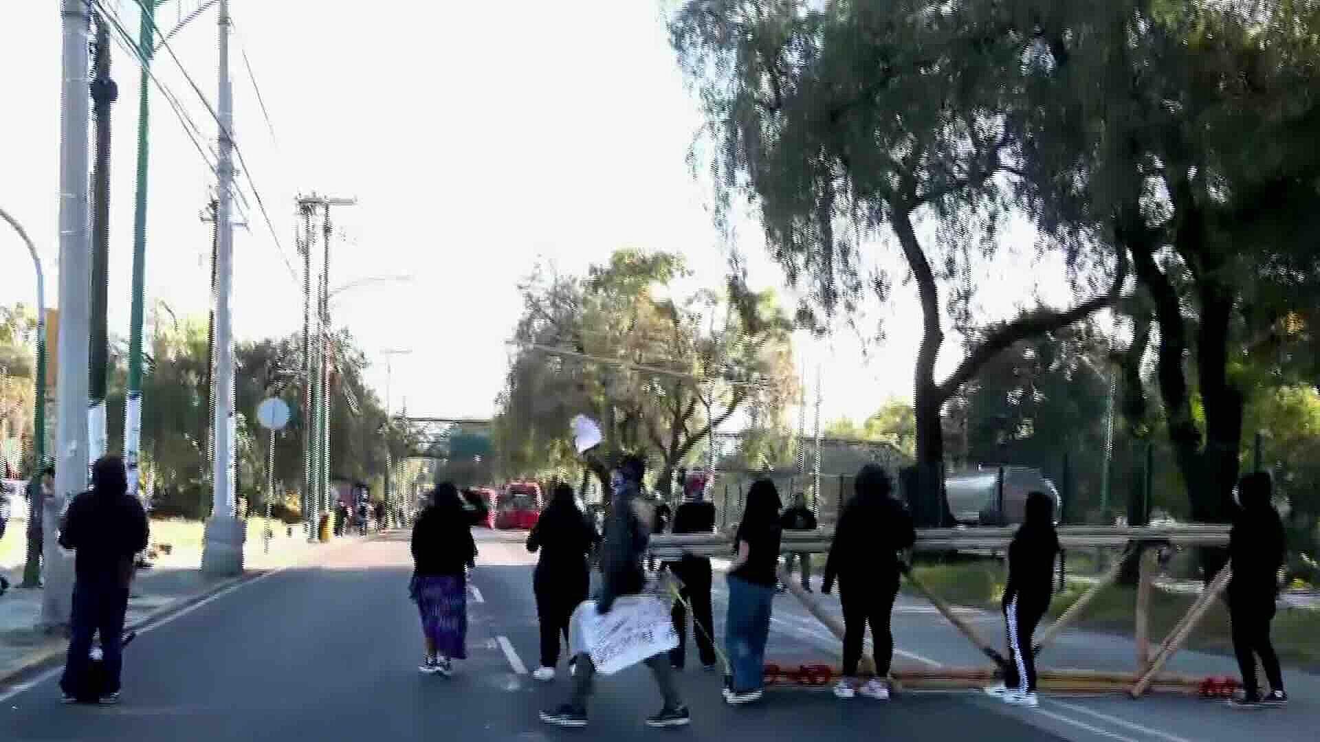 Bloqueo en Insurgentes Sur: Estudiantes de la UNAM se Manifiestan Cerca de Rectoría