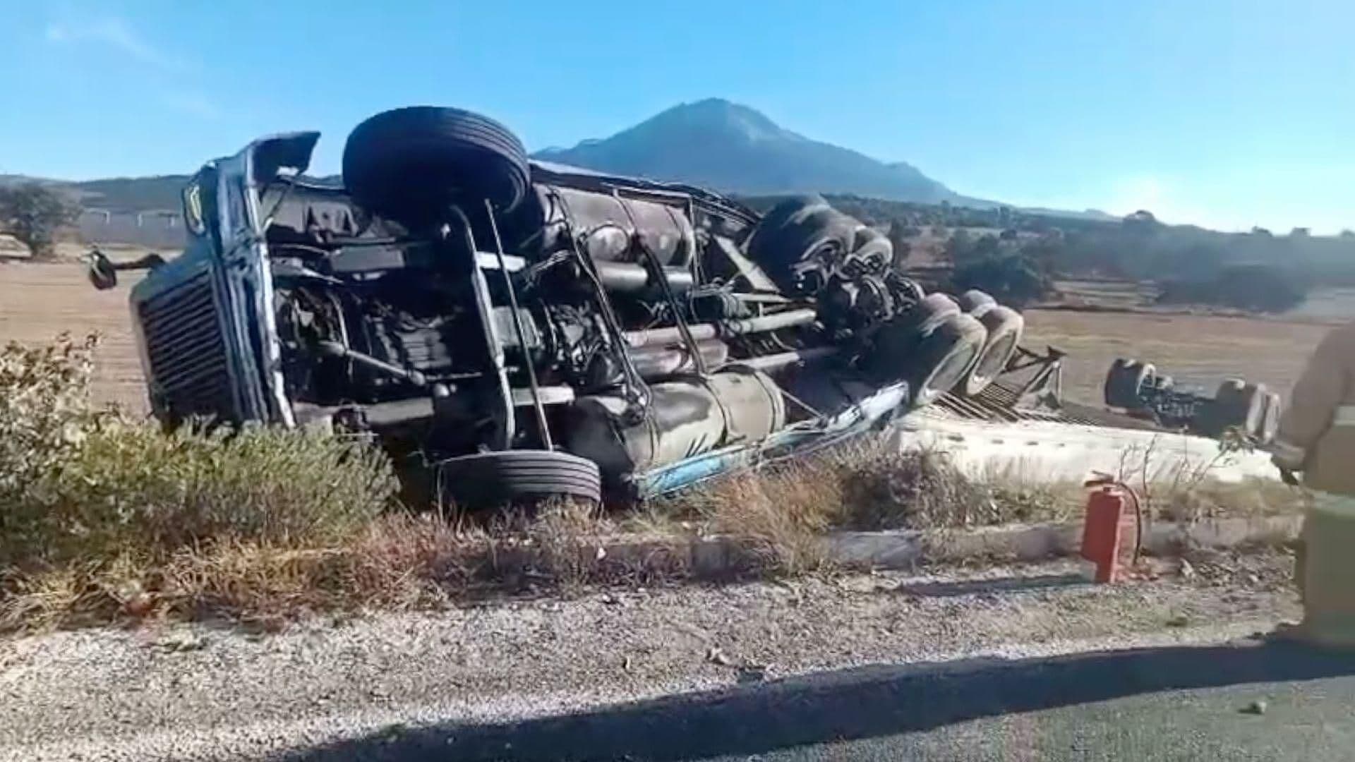 Vuelca Tráiler Cargado con Agua Embotellada en Carretera Poblana