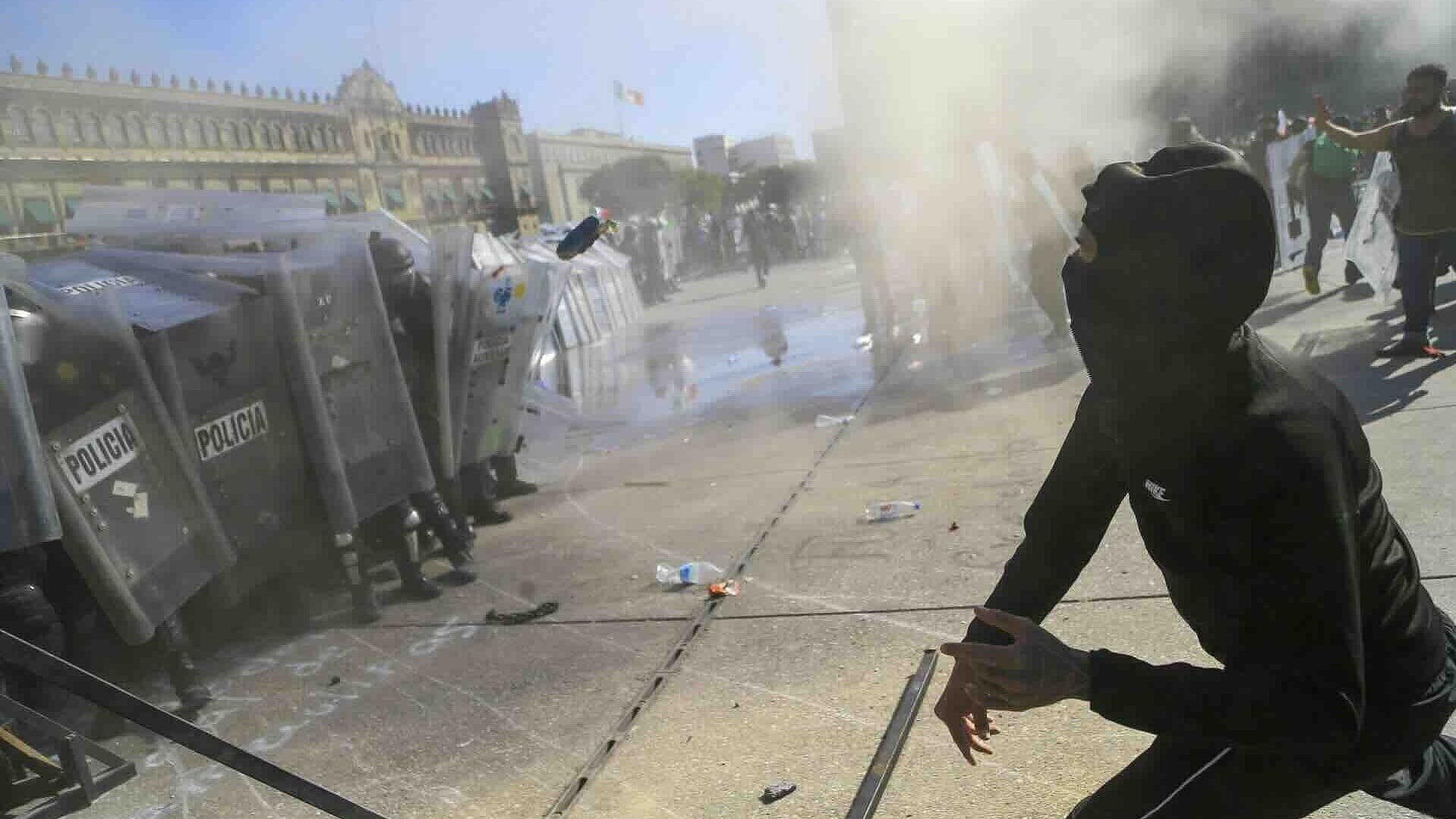 Marcha del Ángel al Zócalo Deriva en Enfrentamientos y Caída de Vallas en Palacio Nacional