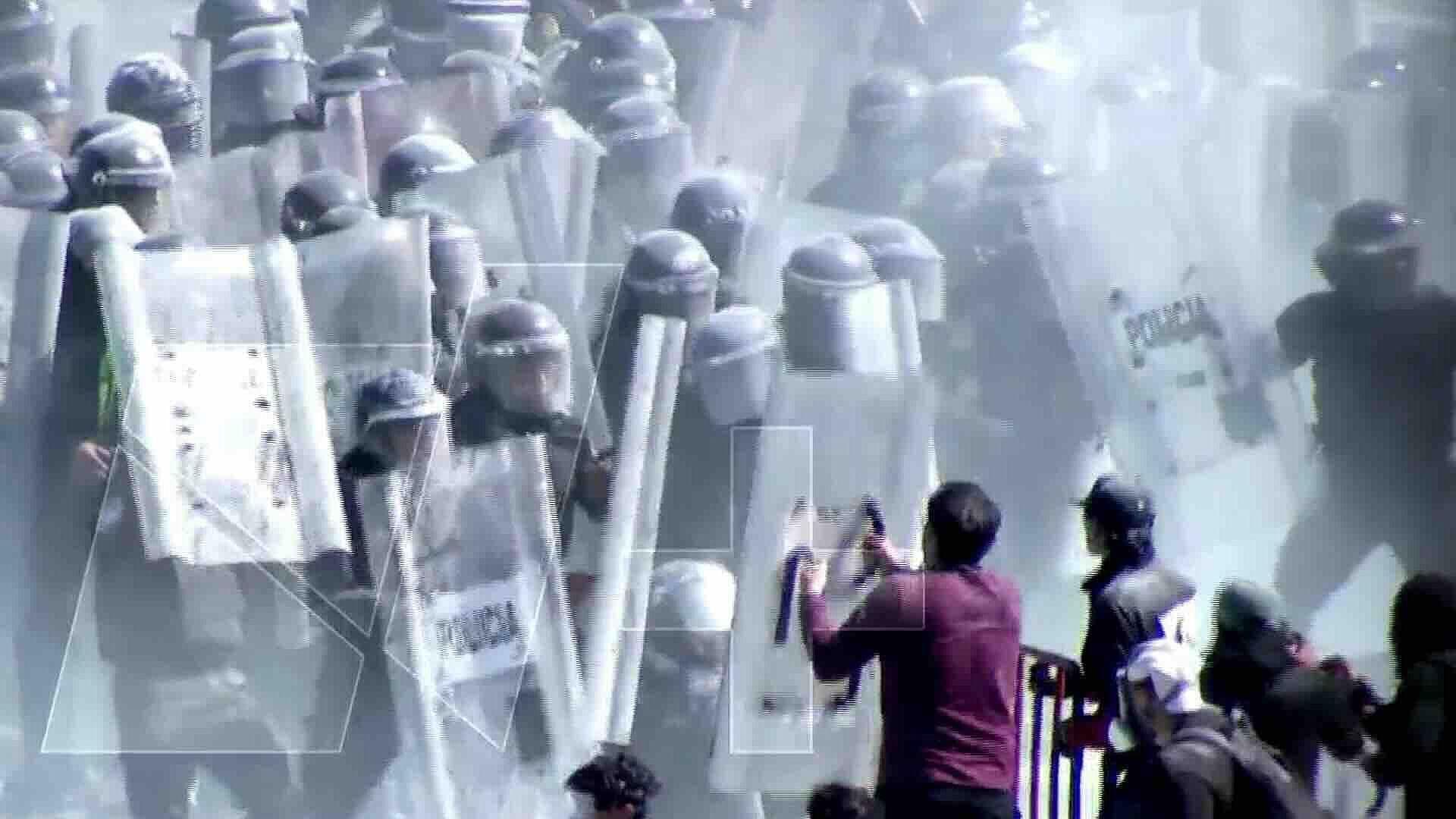 Personas Derriban Vallas Frente a Palacio Nacional y se Enfrentan con Policías en CDMX