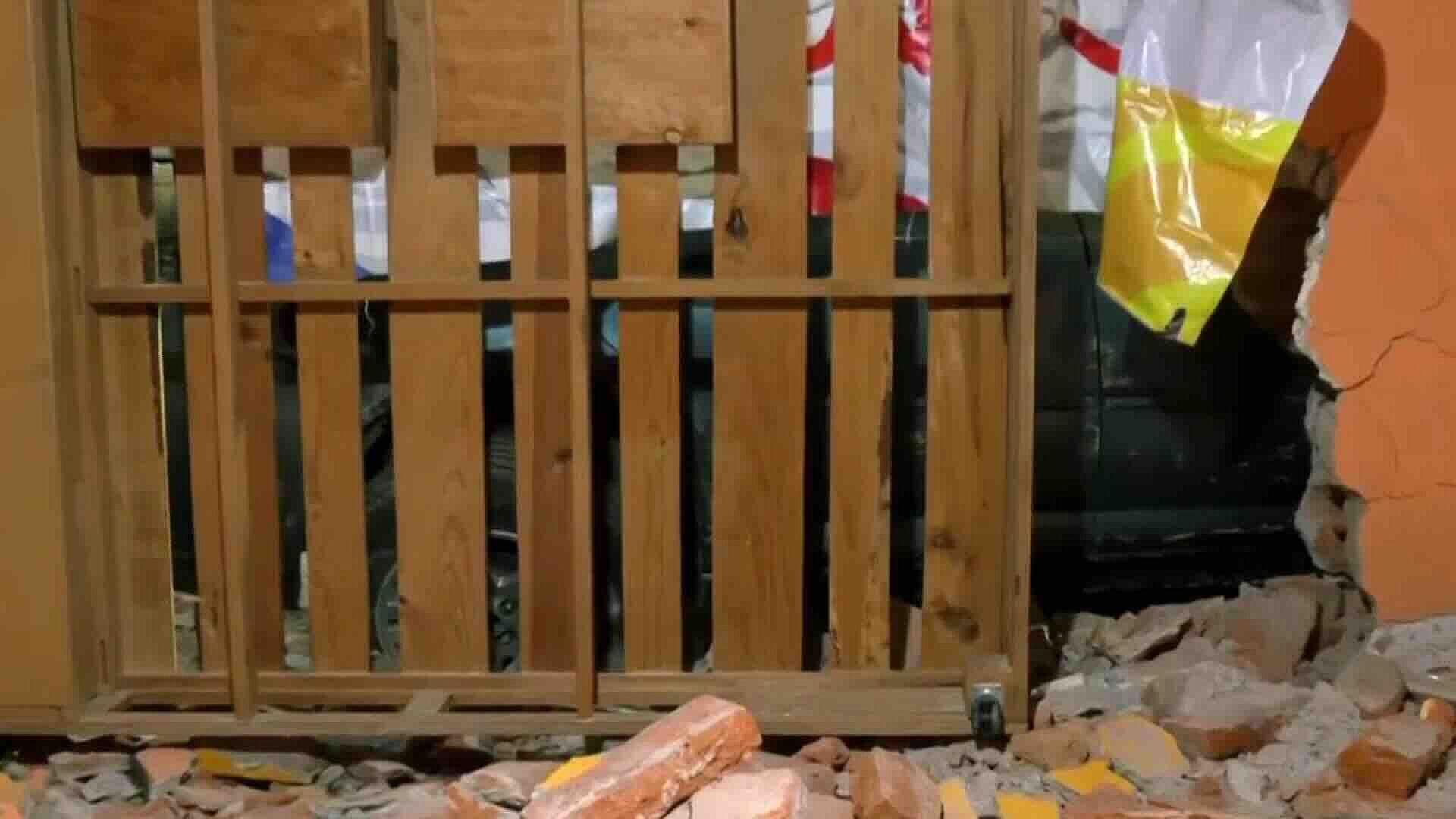 Auto Impacta Vehículo Estacionado y Provoca Choque contra Barda en Santa Bárbara, CDMX