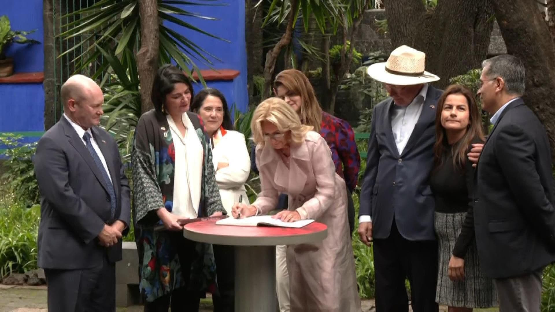 Jill Biden Firma Libro de Visitas del Museo Frida Kahlo, en Coyoacán, CDMX