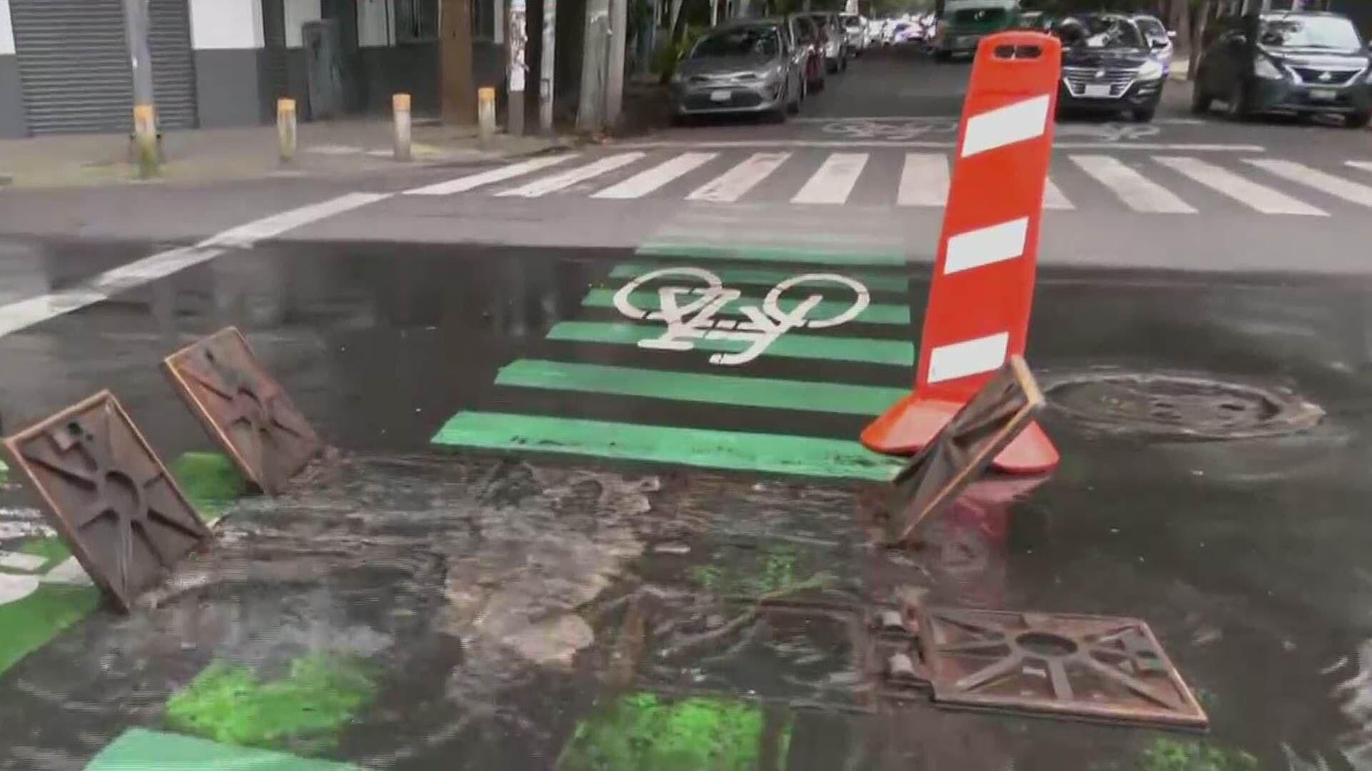 Fuga de Agua Baña Calles de la Colonia Narvarte, en la Alcaldía Benito Juárez, CDMX