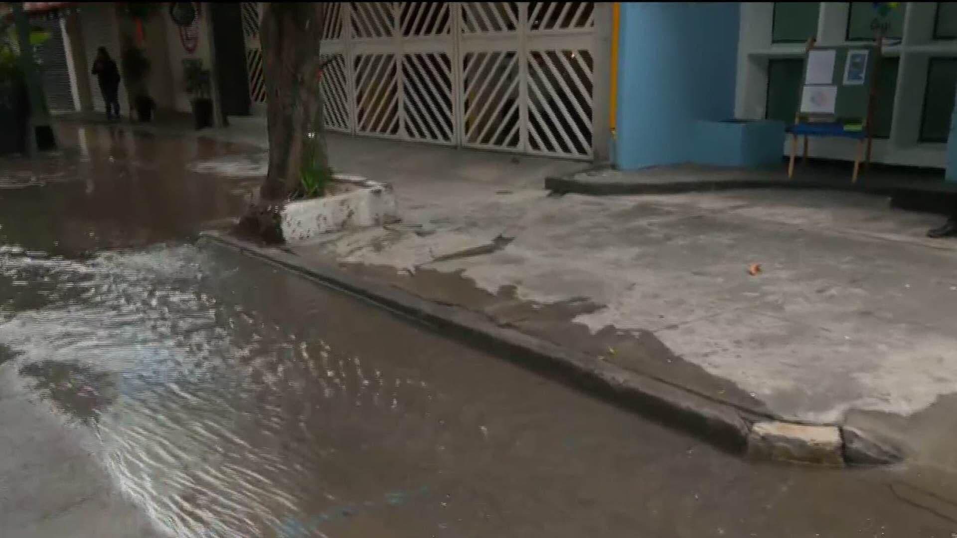 Se Reporta Fuga de Agua en la Colonia Nápoles, en la Alcaldía Benito Juárez, CDMX