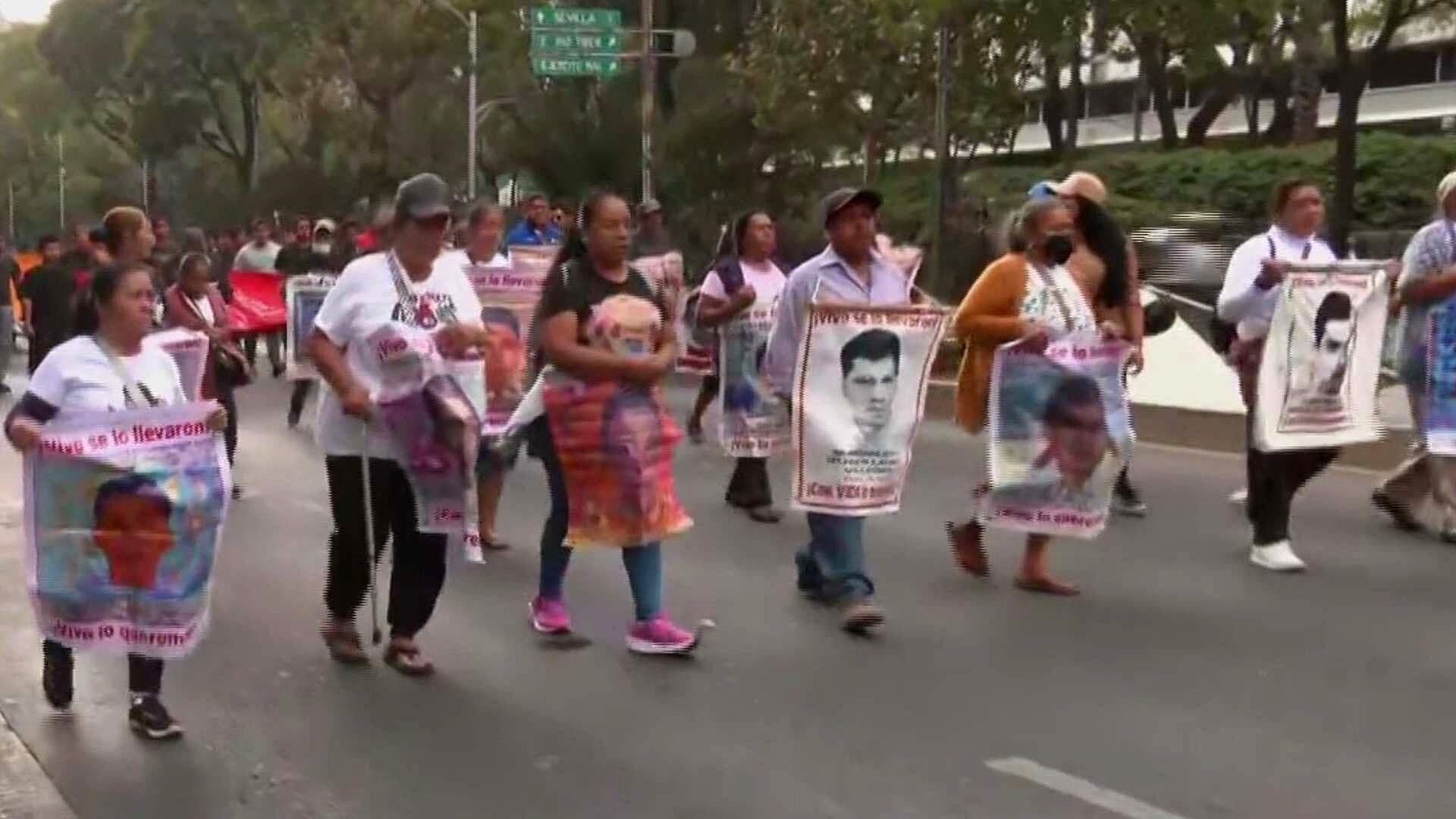 Normalistas y Padres de los 43 Desaparecidos en Ayotzinapa Marchan Hoy en CDMX
