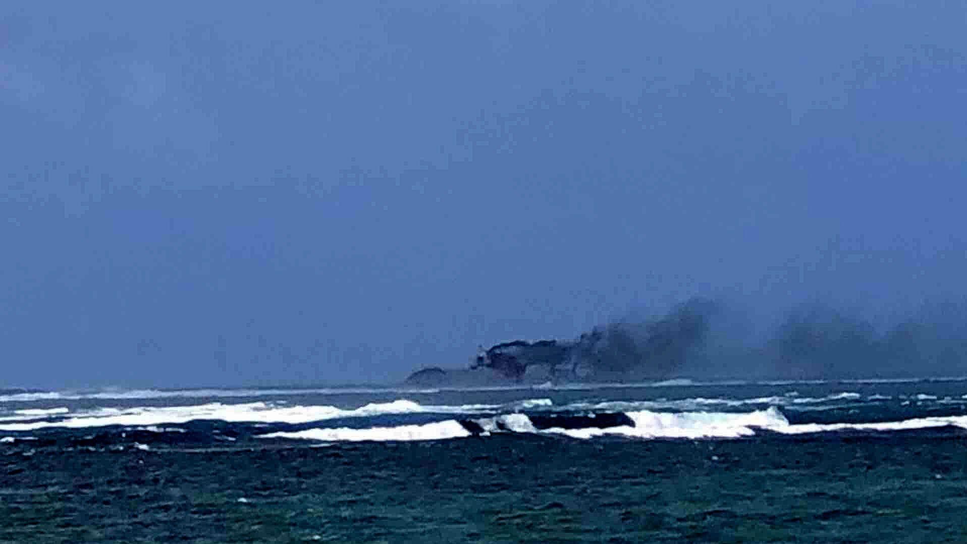 Buque de la Armada de Nueva Zelanda Se Hundió y Se Incendió en el Pacífico Sur