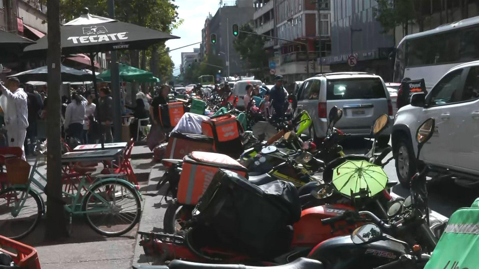 Bloqueo de Repartidores Complica Tráfico en Pino Suárez, Alcaldía Cuauhtémoc, CDMX