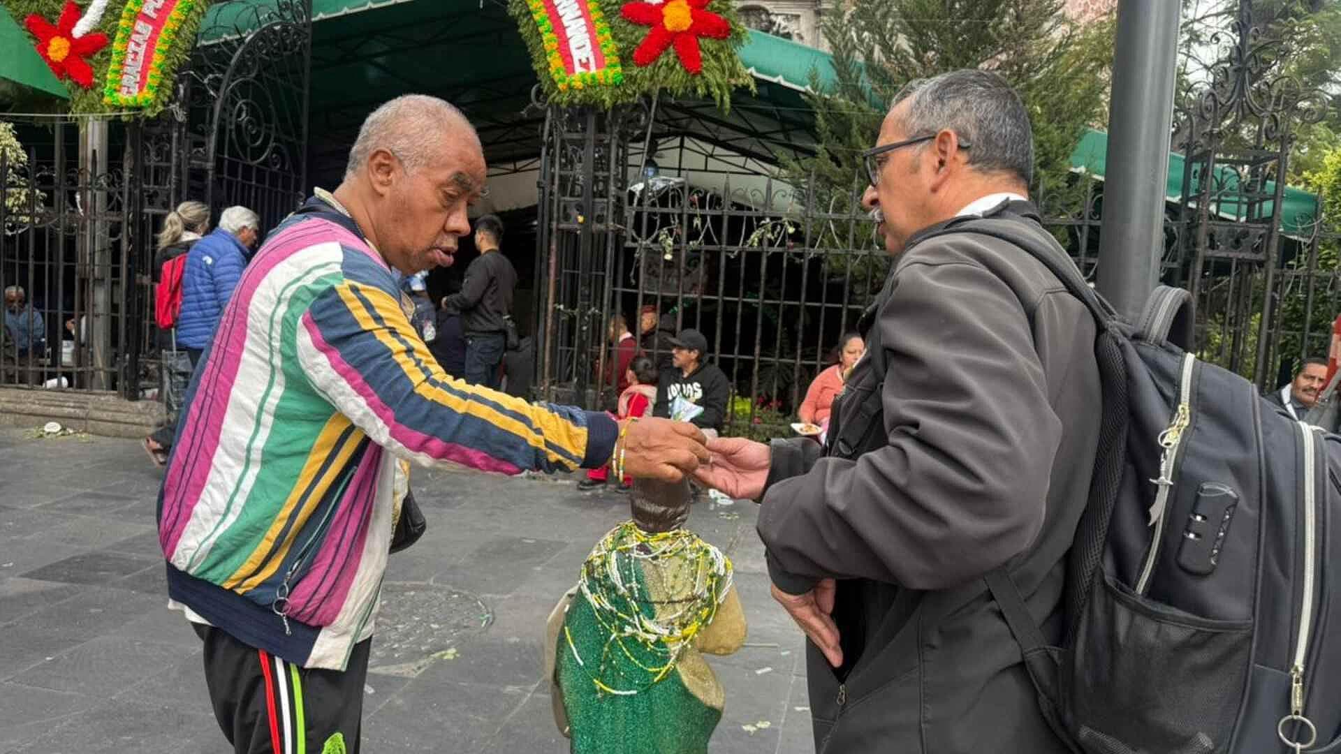 Creyentes de San Judas Tadeo Acuden al Templo de San Hipólito