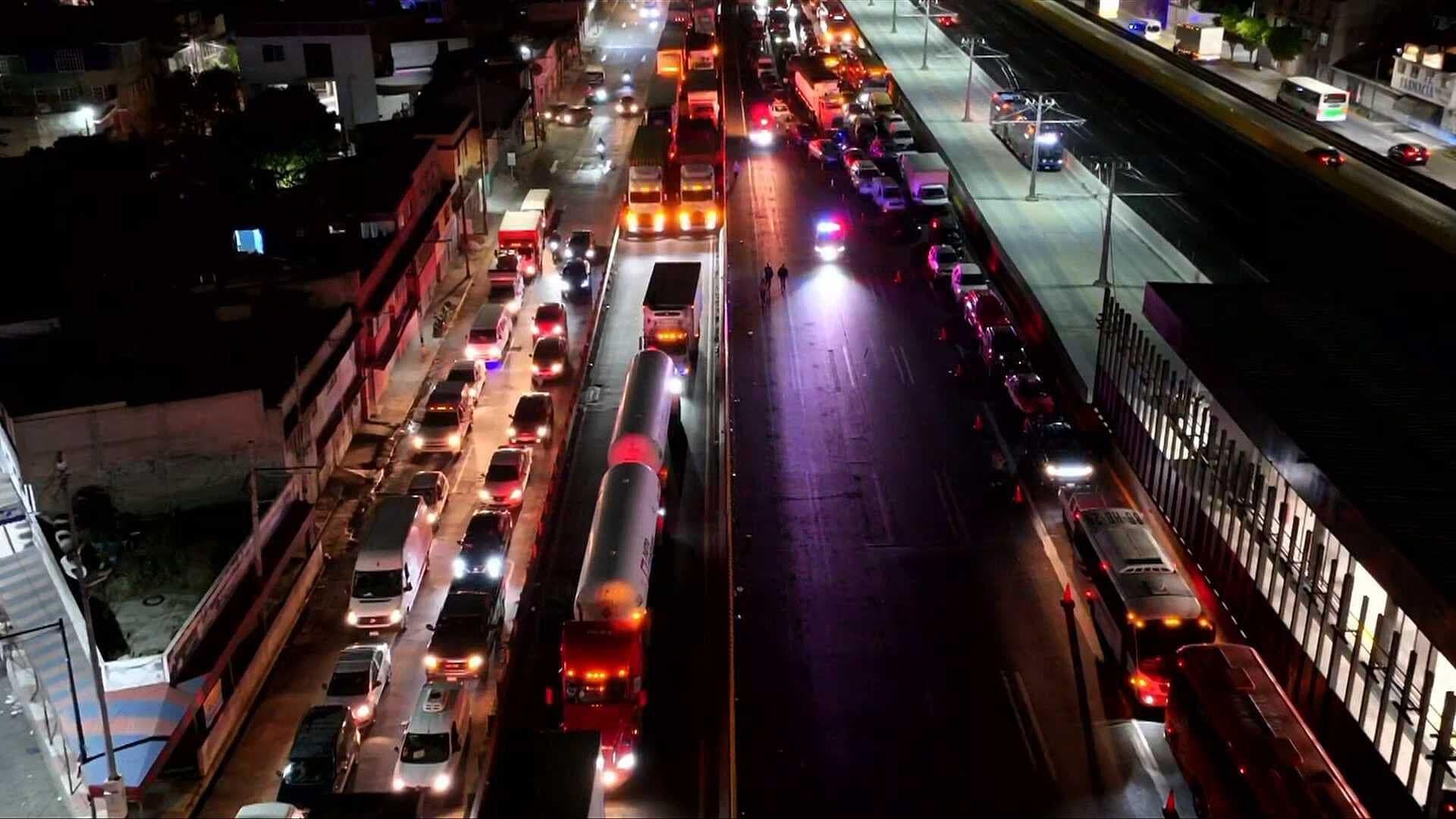 Policías de Valle de Chalco y Familiares Bloquean la México-Puebla para Exigir la Atención de Demandas