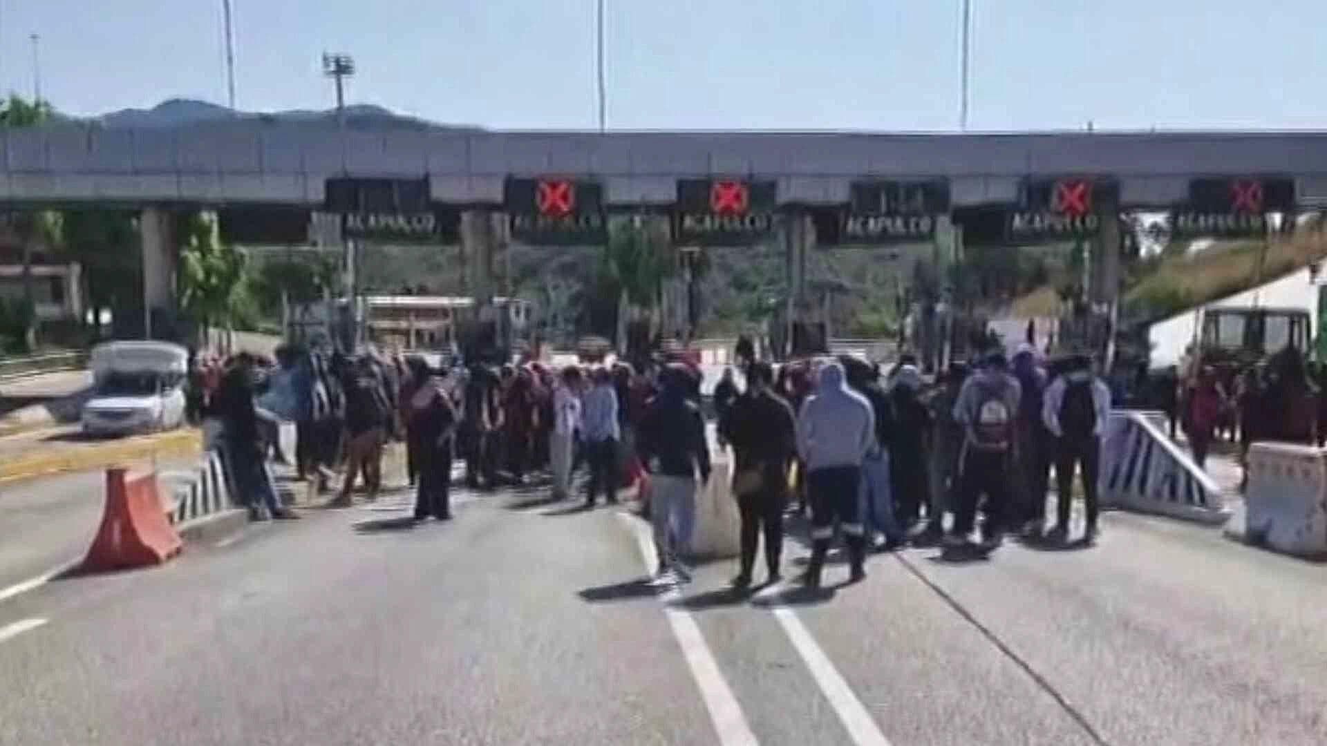 Normalistas de Ayotzinapa Toman la Caseta de Palo Blanco en la Autopista del Sol