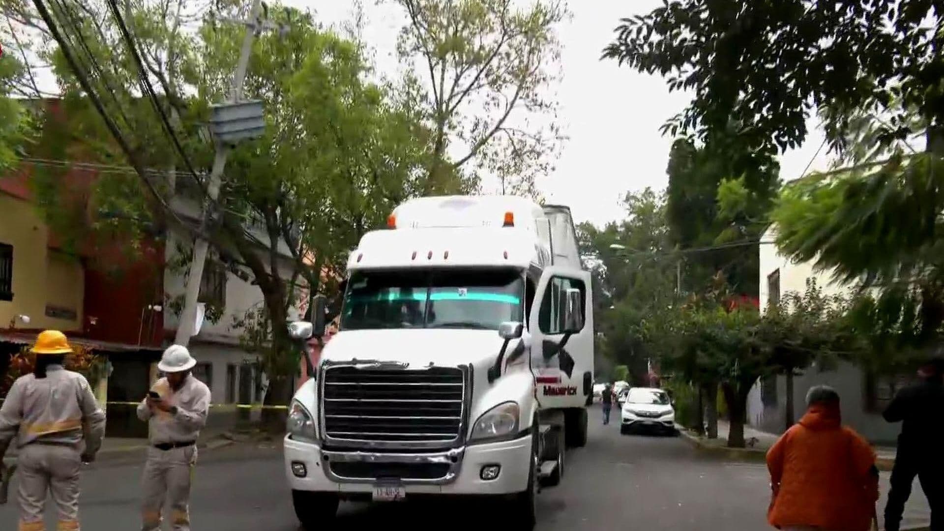 Tráiler Jala Poste con Transformador en la Colonia Álamos en CDMX