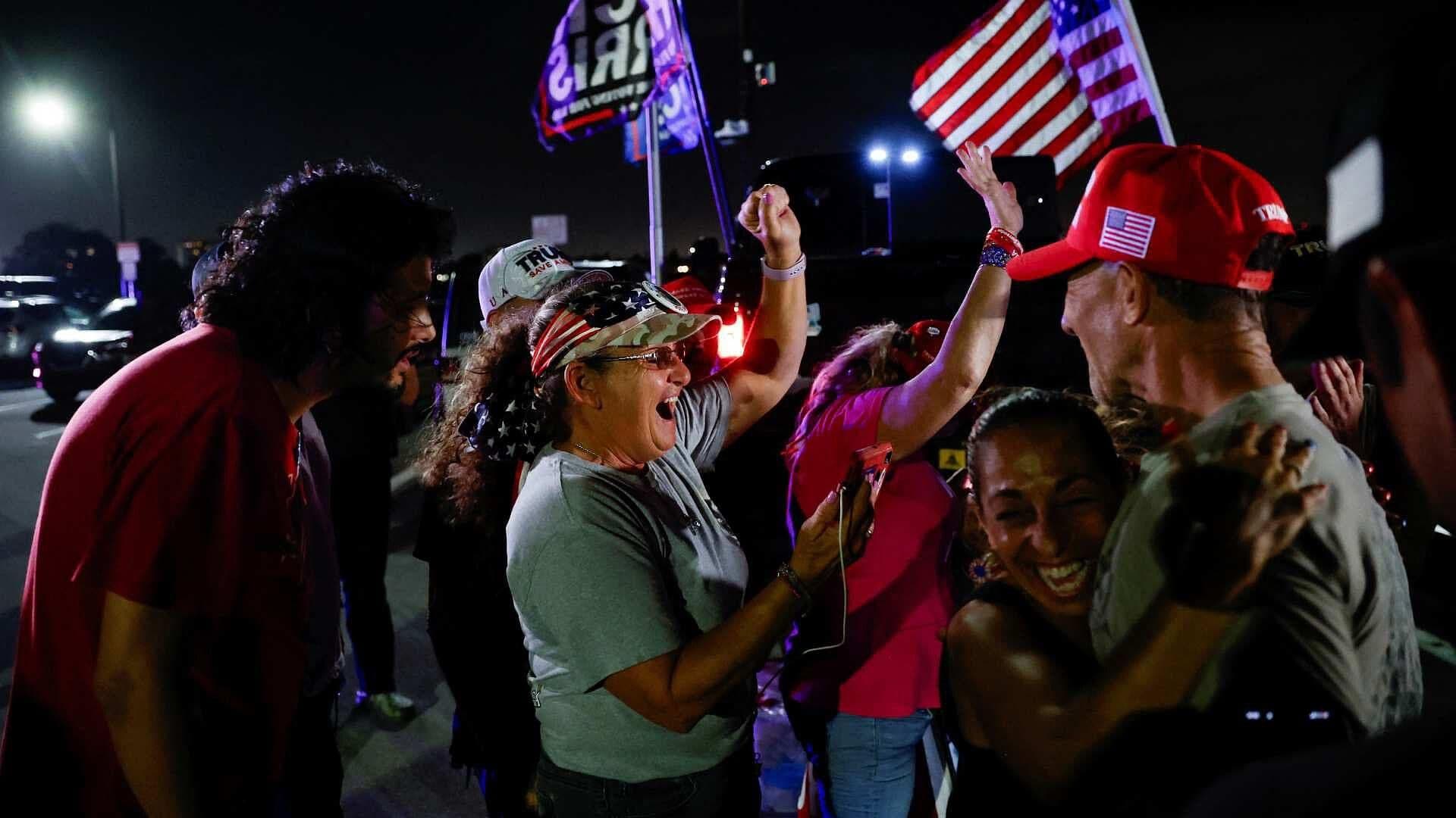 Simpatizantes de Trump Muestran su Apoyo Afuera de su Residencia de Mar-a-Lago, en Florida