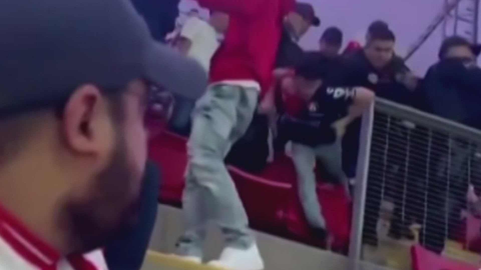 Video: Así Sacaron Arrastrando a Aficionado Durante el Clásico Atlas-Chivas