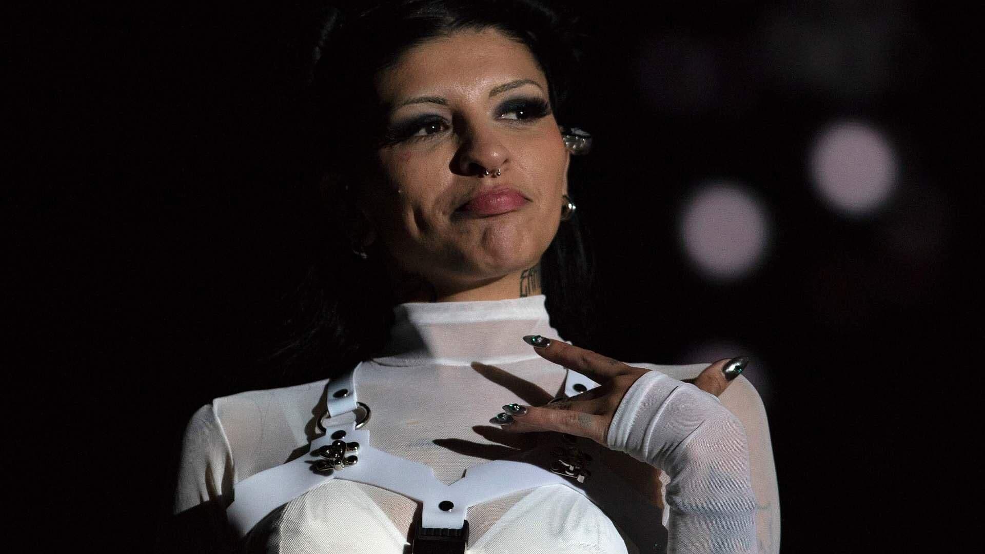 Cazzu se Tatúa en Apoyo a Nicki Nicole