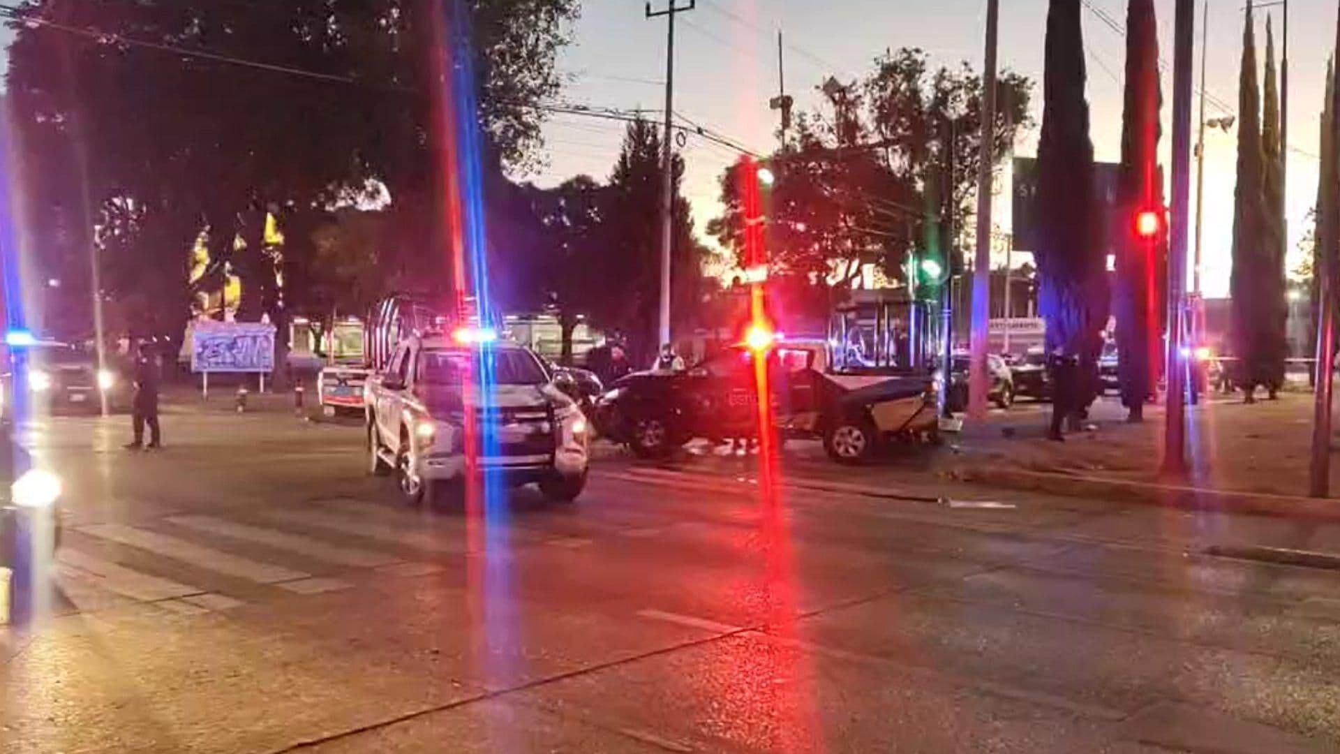 Una Patrulla de la Policía Chocó contra un Taxi en el Bulevar