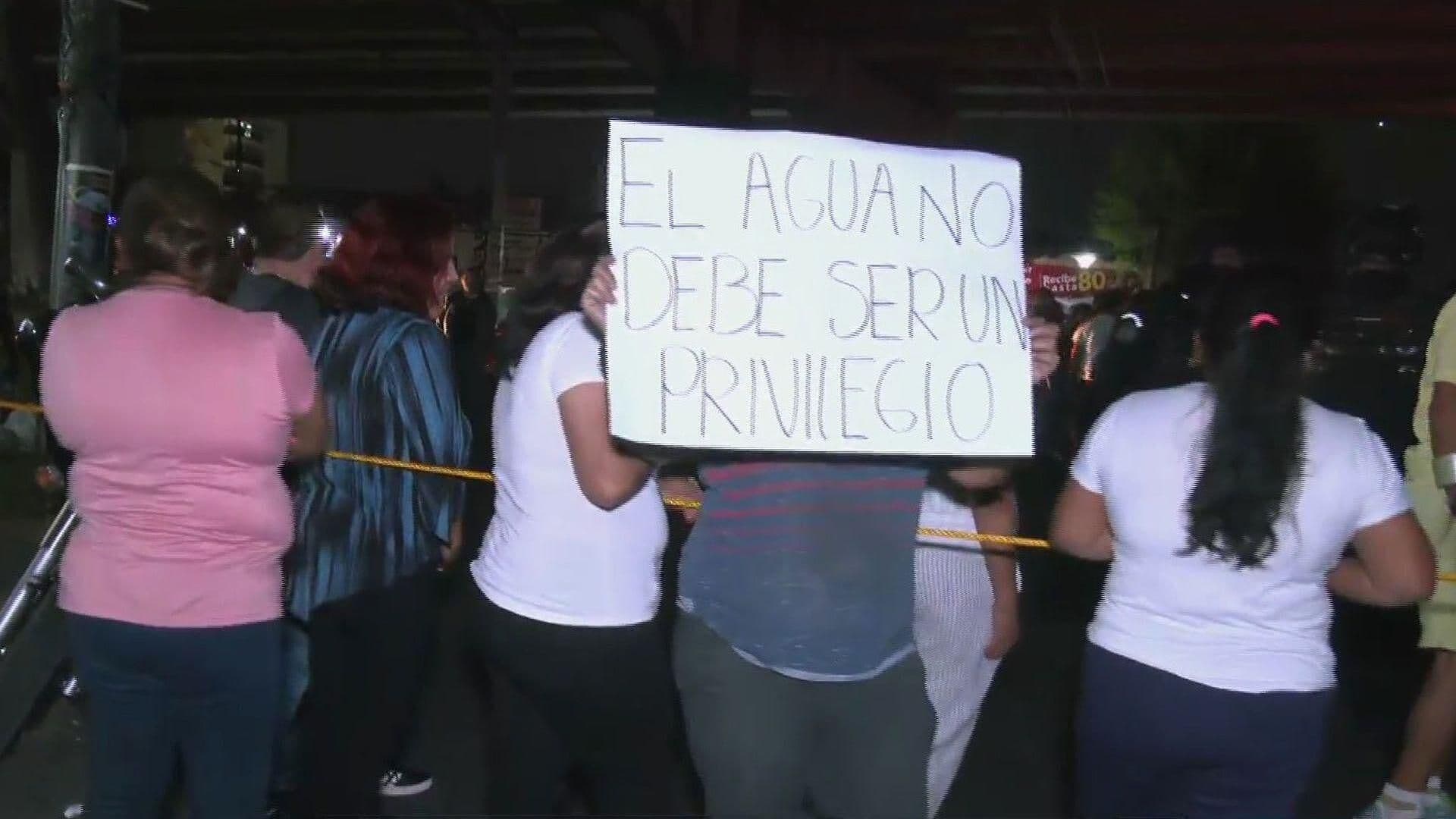 ¡Paciencia! Vecinos Exigen Agua y Bloquean Avenida Gustavo Baz, en Tlalnepantla, Edomex