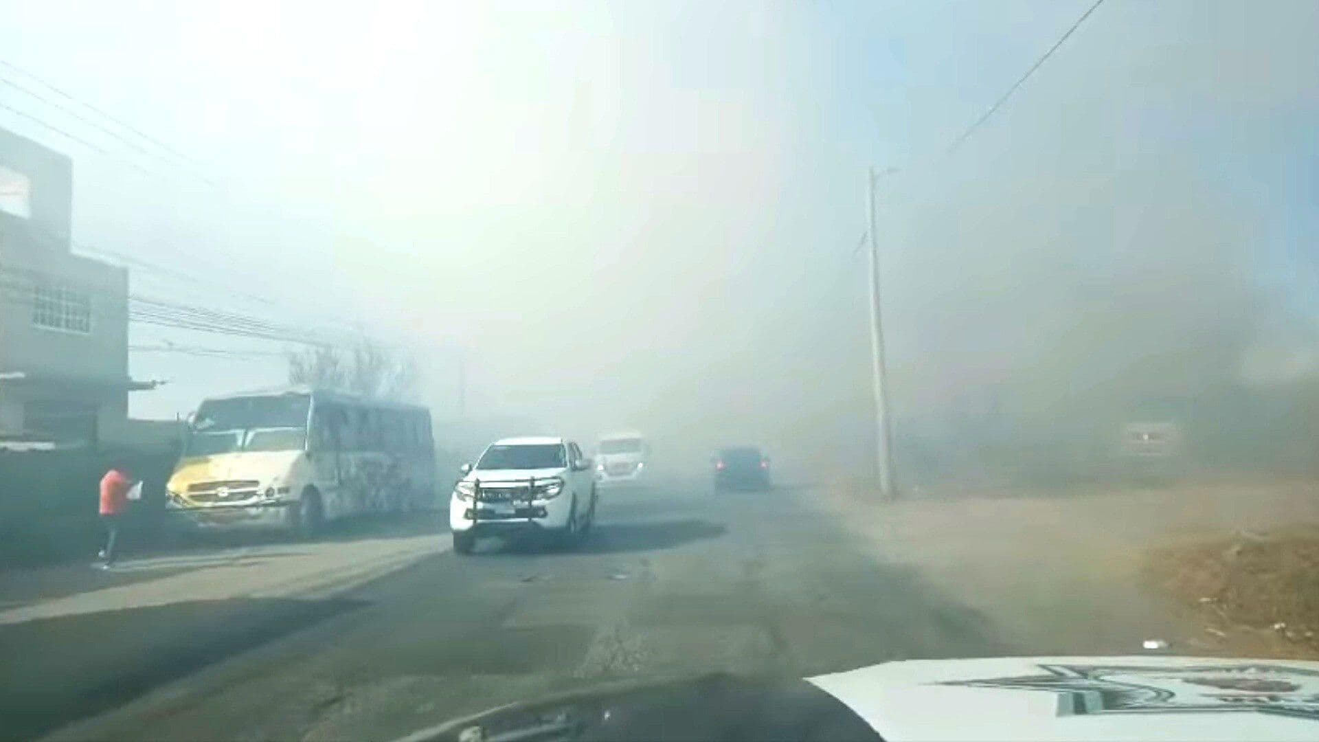 Incendio en la Carretera Coyotepec-Huehuetoca se Extiende a Deshuesadero