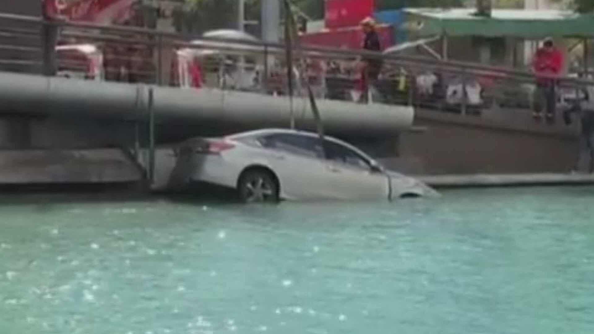 Auto Cae al Canal del Paseo Santa Lucía en Monterrey