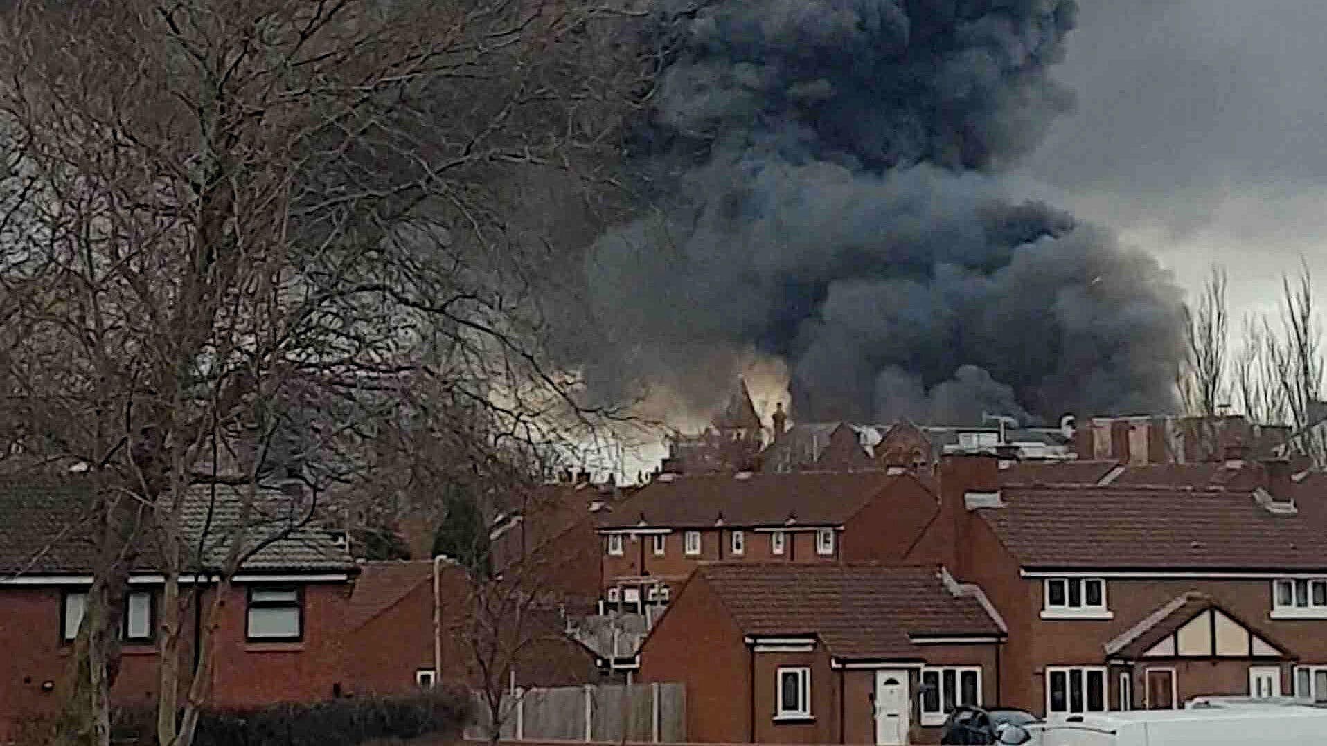 Fuerte Incendio Devasta Edificio en Liverpool