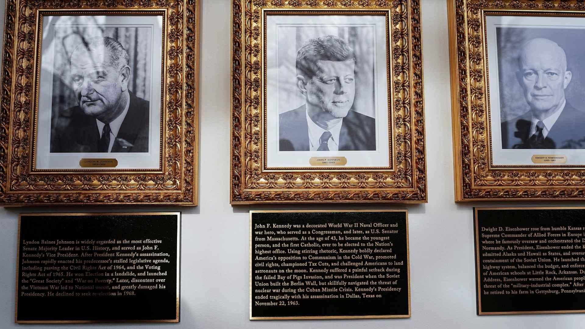 Colocan Placas con Burlas bajo Retratos de Expresidentes en la Casa Blanca: Esto Dicen
