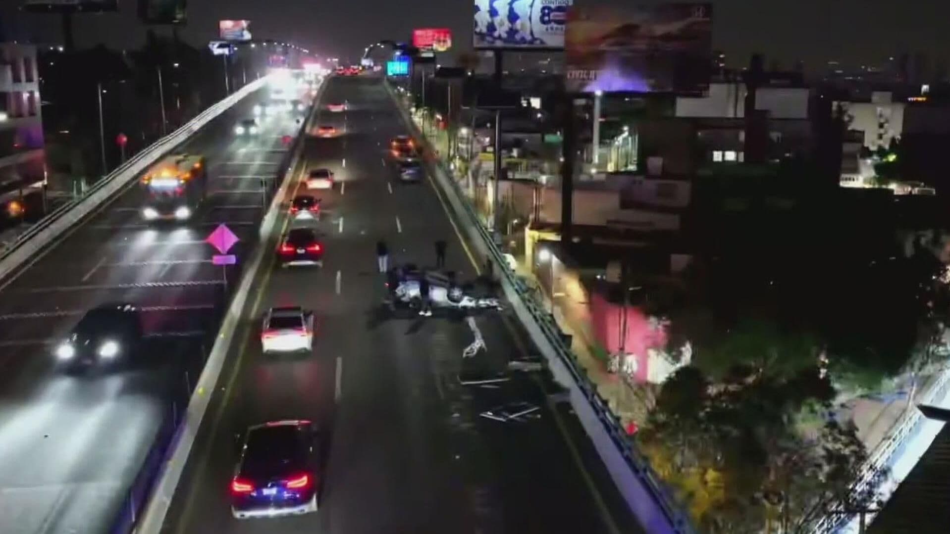 ¿Qué Pasó en el Segundo Piso del Periférico? Vuelca Auto y Deja 3 Lesionados, CDMX