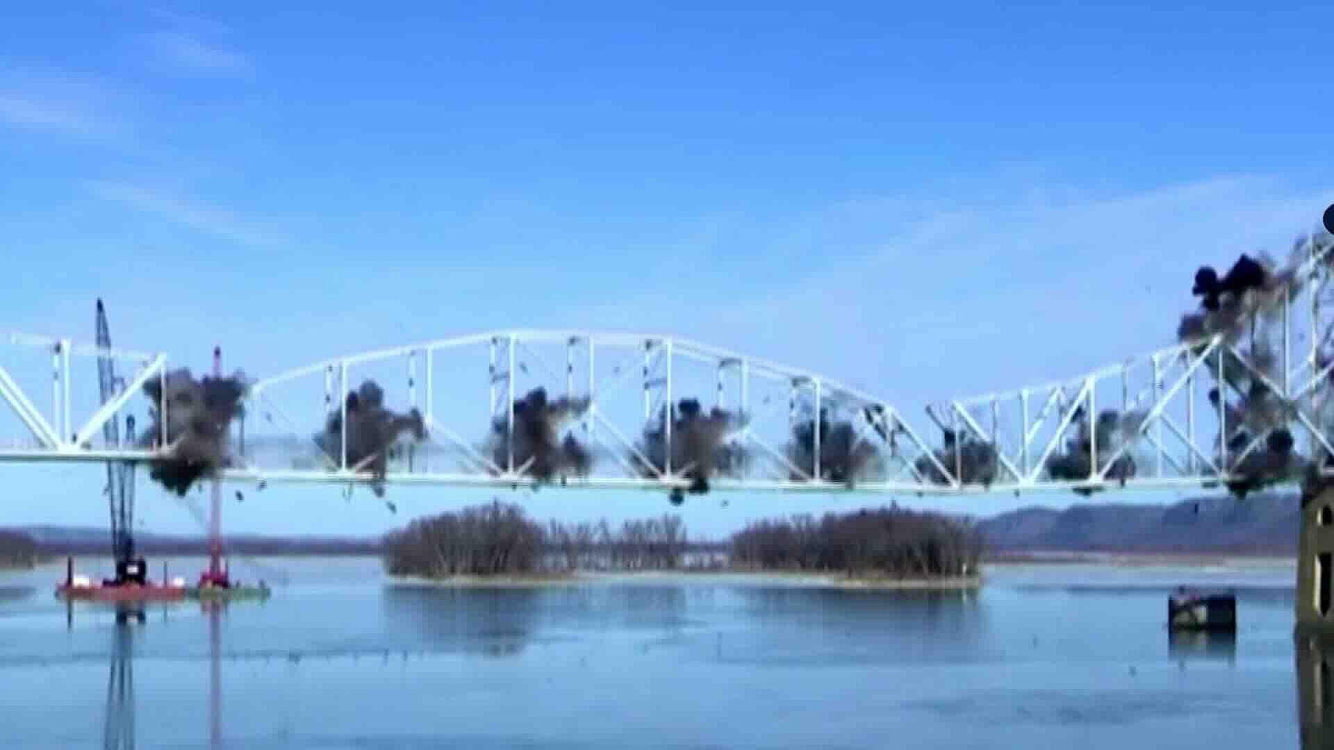 Demuelen Puente Black Hawk de Casi 100 Años que Unía Iowa y Wisconsin sobre el Mississippi
