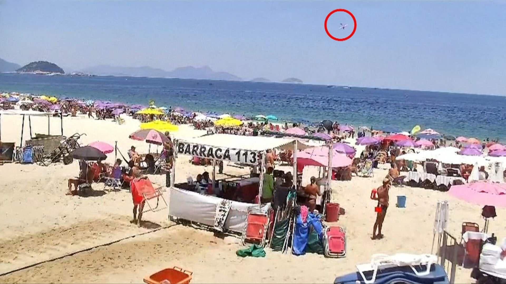 Muere Piloto de Avioneta al Estrellarse contra el Mar Frente a la Playa de Copacabana, Brasil