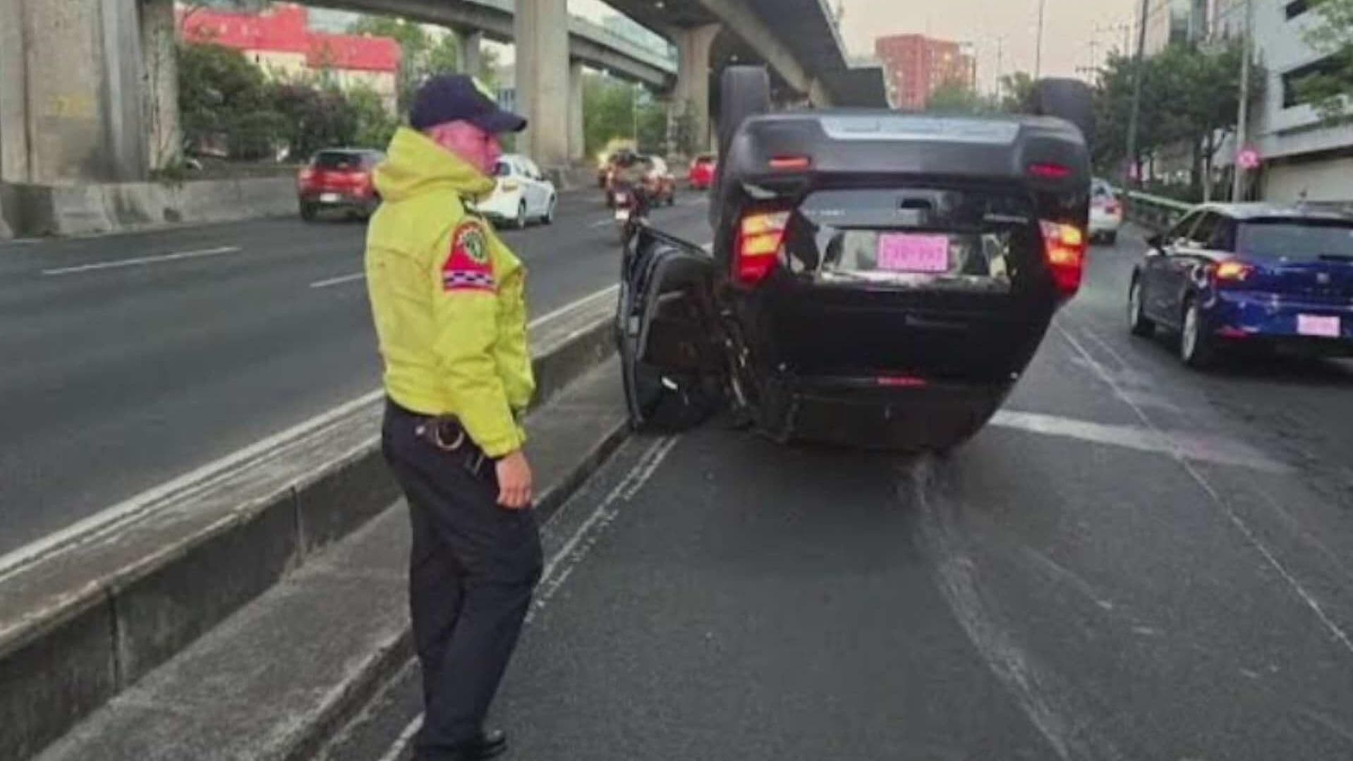Vuelca Camioneta en Periférico Sur, CDMX; Hay Afectación Vial en la Zona