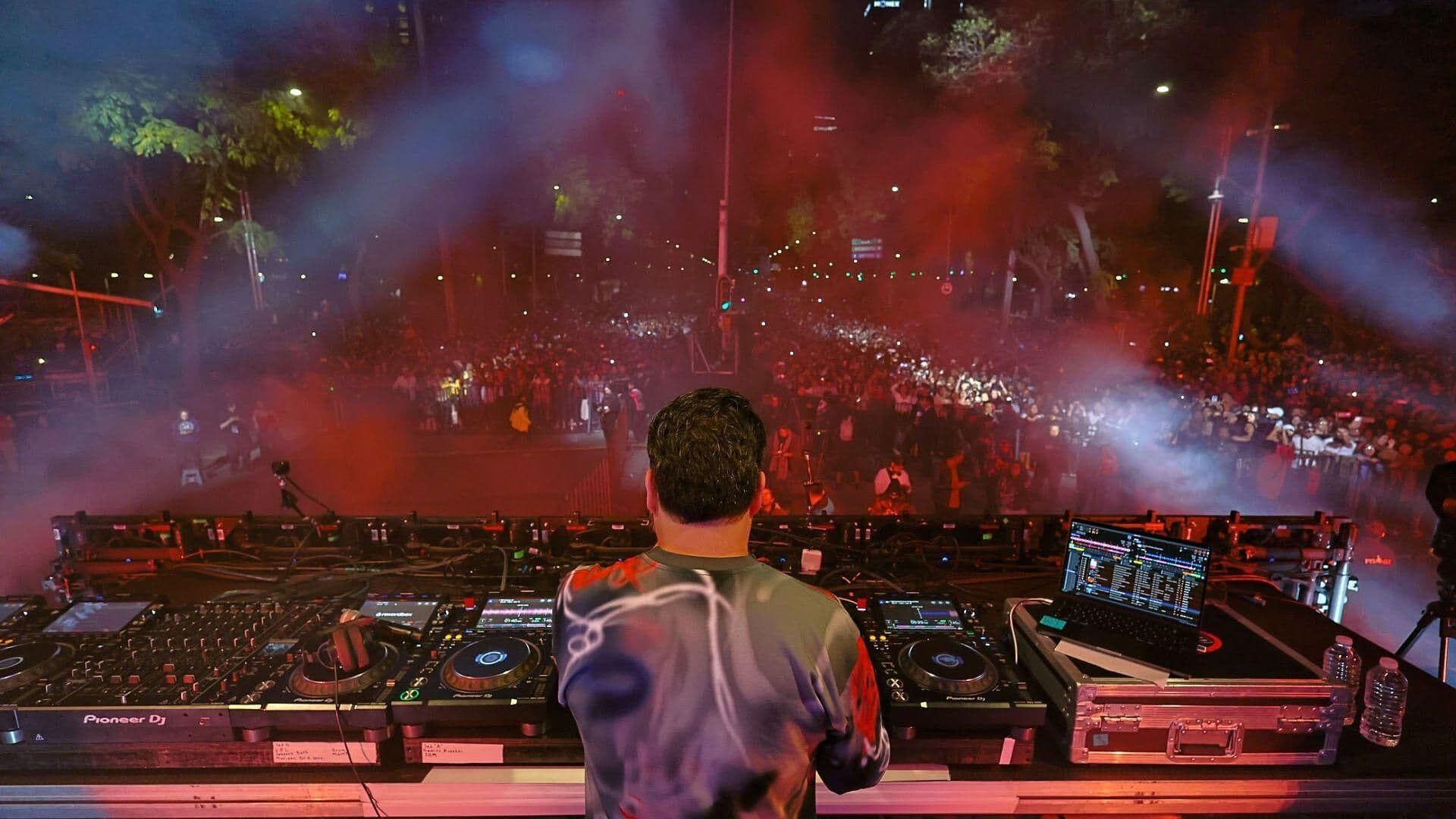 Año Nuevo 2026 desde Reforma: Personas Siguen Llegando al Concierto de Música Electrónica