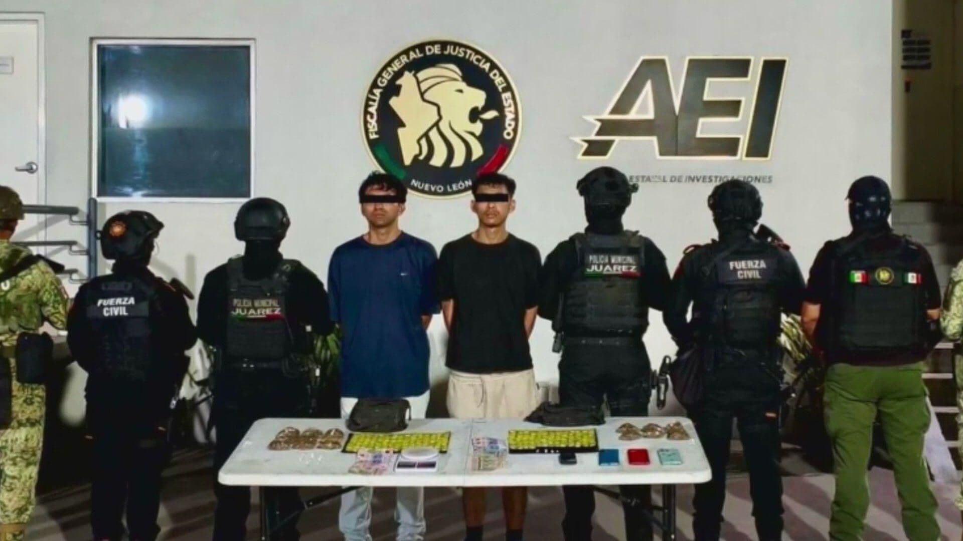 Detienen a Dos Hombres con Droga e Investigan a Uno por Crimen en Juárez, Nuevo León