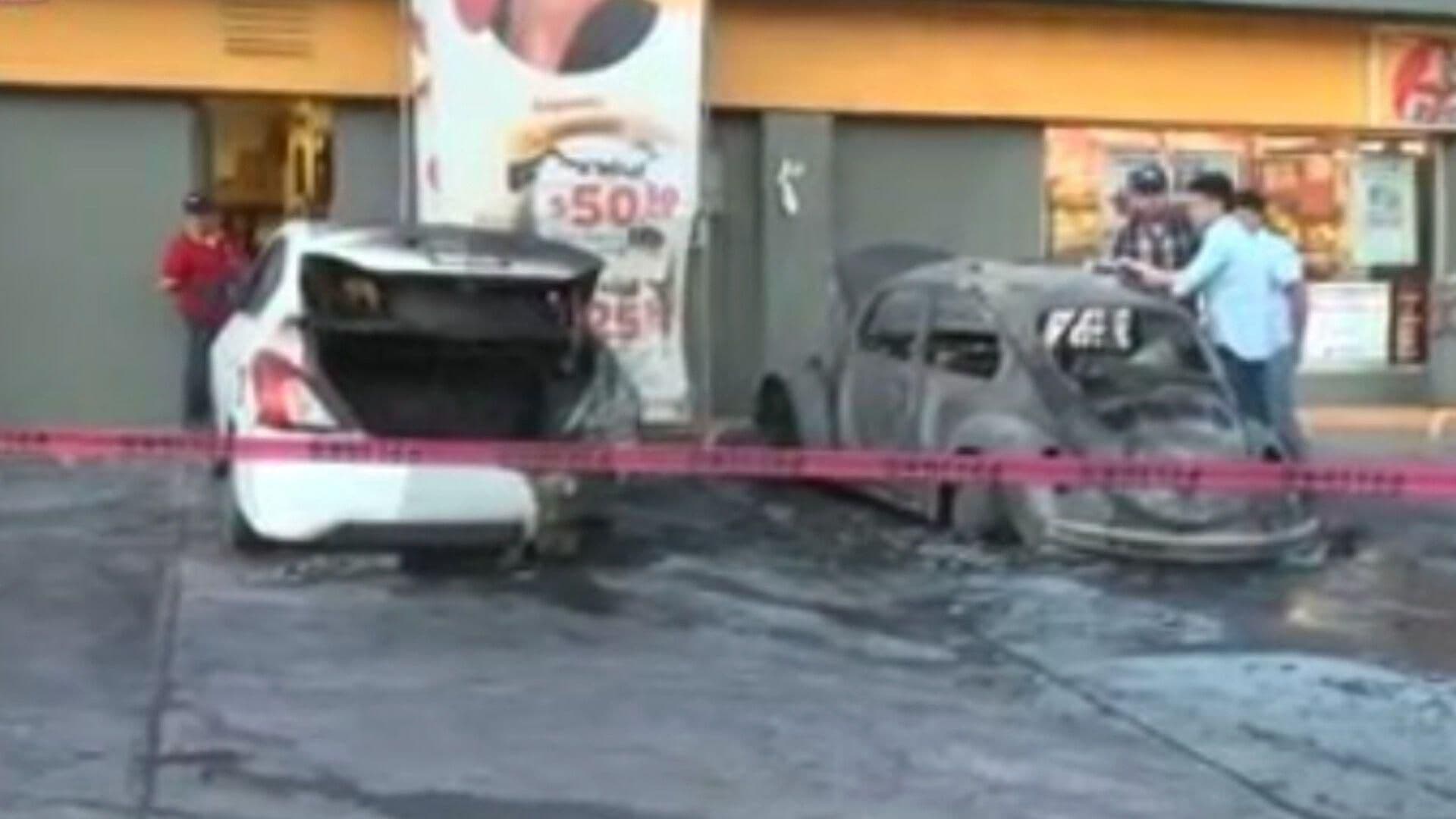 Se Incendian Dos Carros Frente a Gasolinera en Santa Catarina, Nuevo León