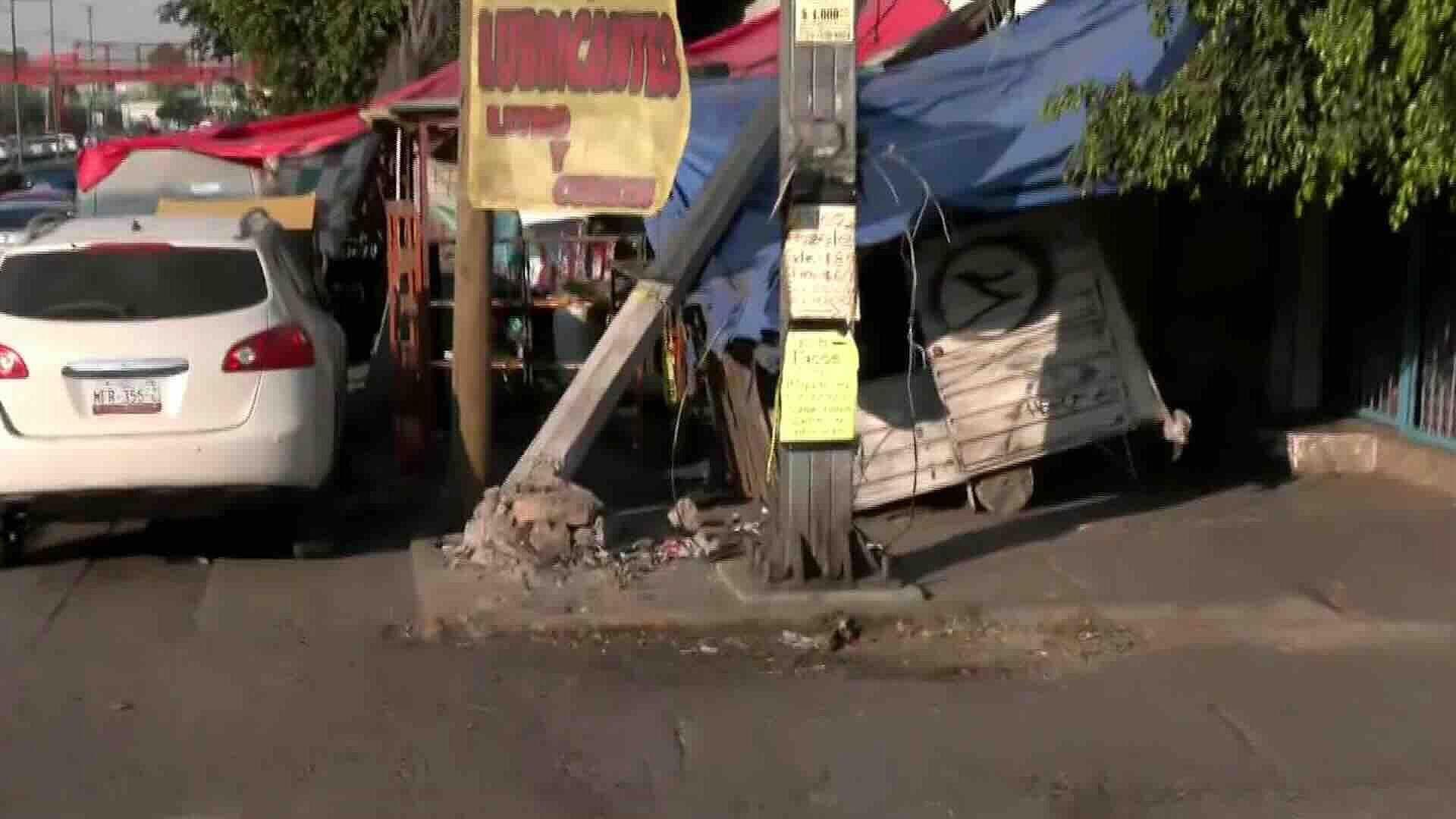 Poste Derribado Suma Dos Meses Tirado sobre Puesto en Avenida Central, Ecatepec