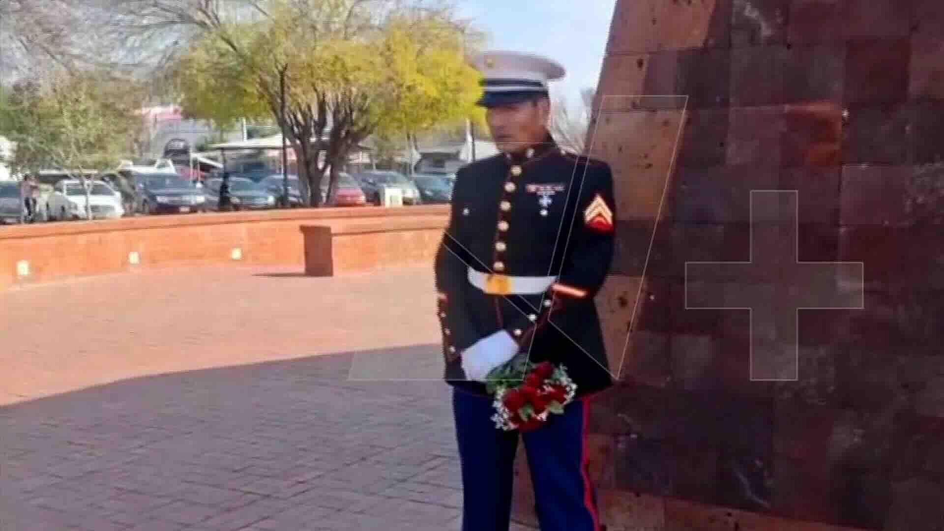 Soldado Enamorado Espera a su Amada Cada 14 de Febrero en Nuevo Laredo, Tamaulipas