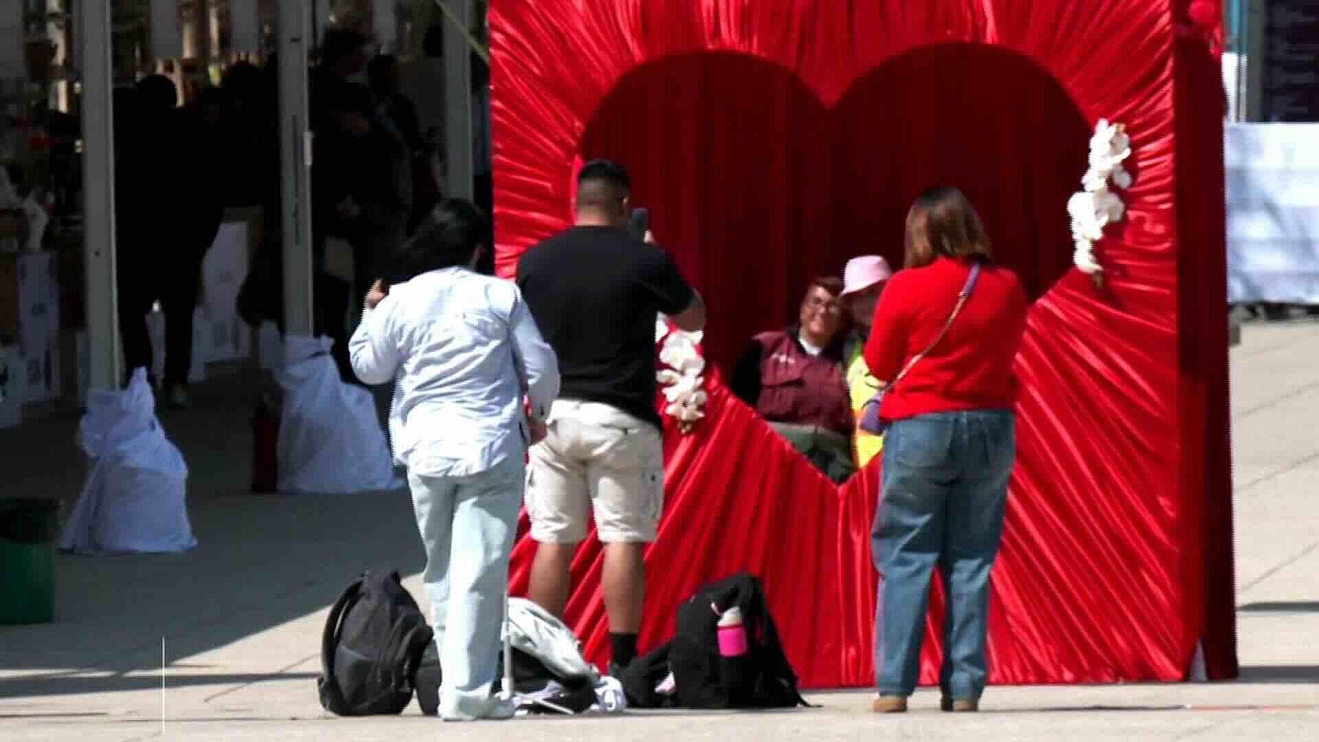 Día del Amor y la Amistad: Capitalinos Compran Flores y Regalos para Celebrar el 14 de Febrero