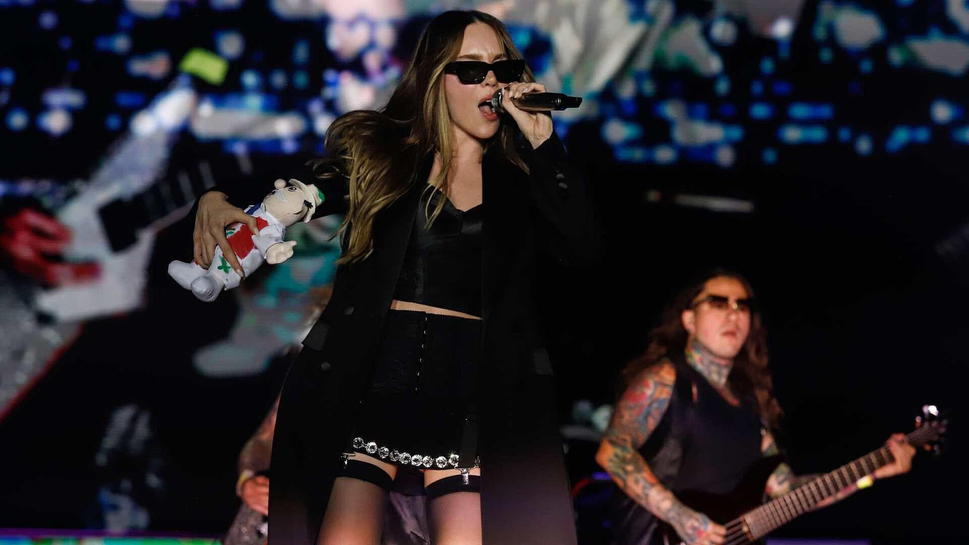 Belinda Lleva a México en su Corazón; Mariachi y Tacos en Set de Grabación en España