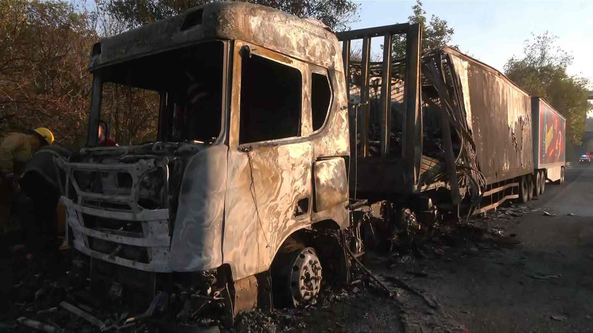 ¿Qué Pasó Hoy en la Autopista Chamapa - Lechería? Tráiler se Incendia a la Altura de Naucalpan