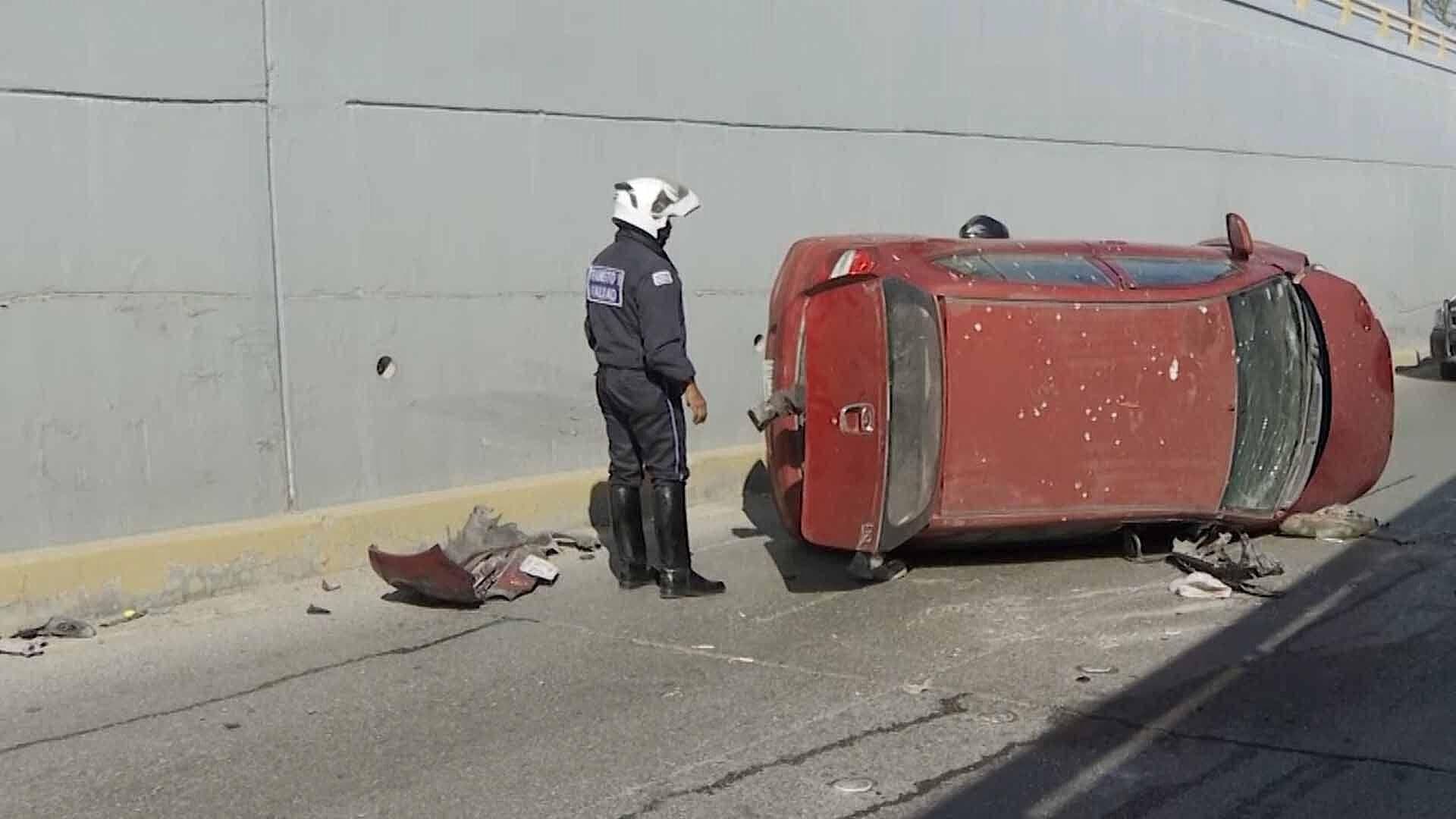 Conductor Pierde el Control y Vuelca en Curva de Desnivel en Torreón