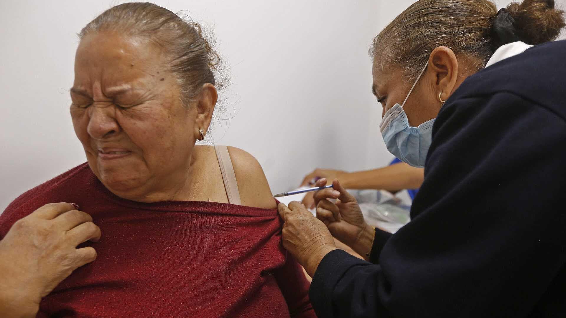 Filas de Hasta Tres Horas Para Vacunarse Contra el Sarampión en la Alcaldía Benito Juárez, CDMX