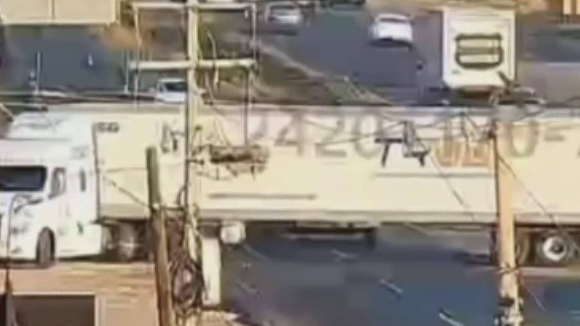 VIDEO: Caja de Tráiler se Parte en Dos tras Aparatoso Choque en el Libramiento Norte de Irapuato