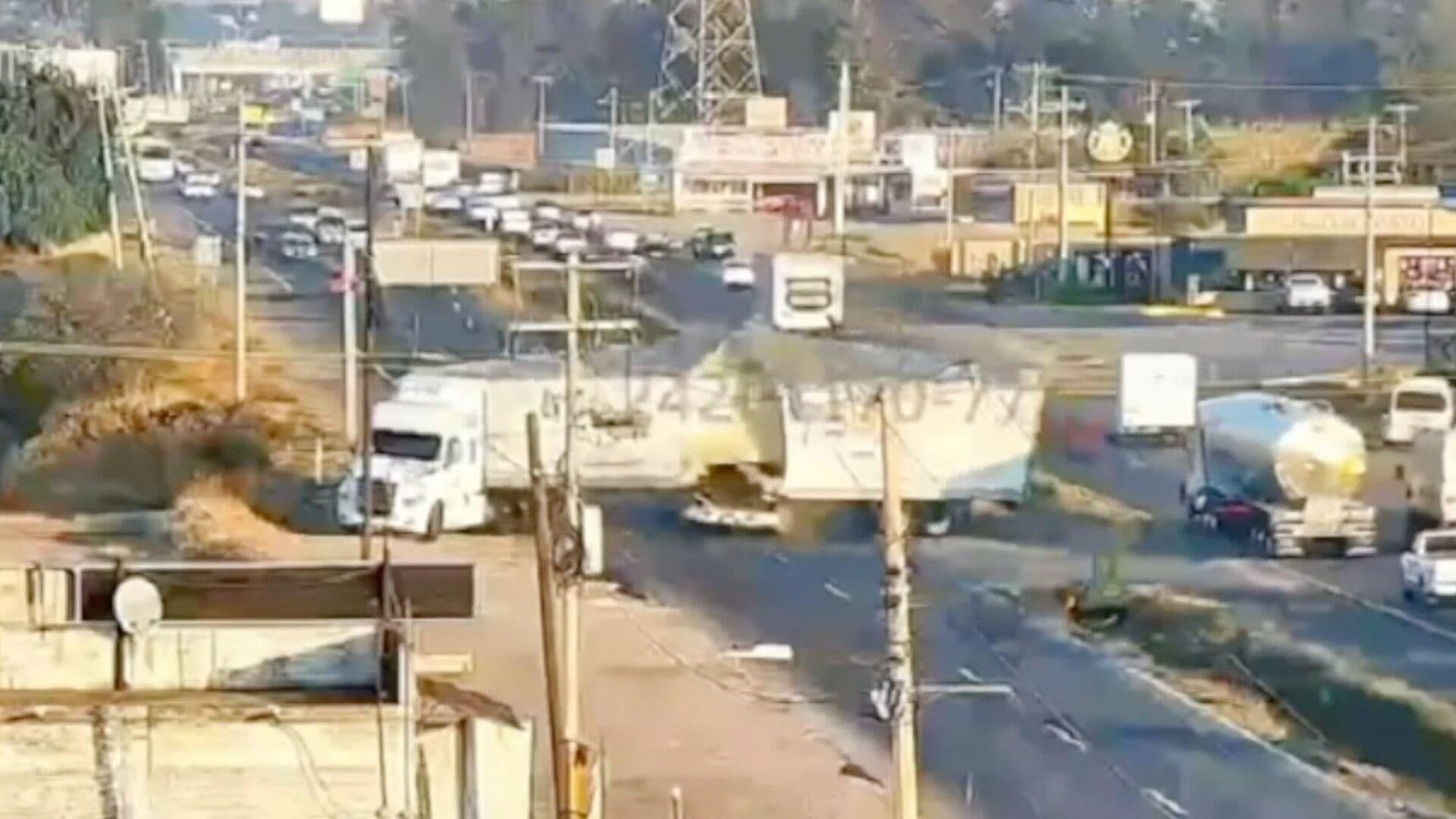 Camión Tipo Torton Parte en Dos Una Caja de Tráiler en el Libramiento Norte de Irapuato