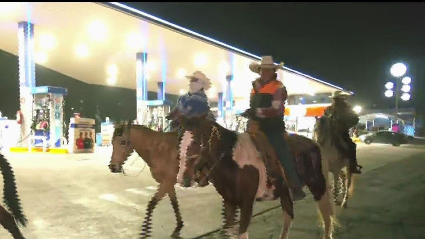 Peregrinos Avanzan a Caballo por la Vía Morelos, en Ecatepec