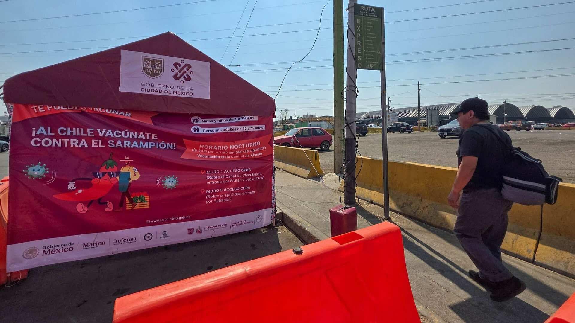 Abarrotan Centro de Vacunación contra Sarampión en Central de Abasto de Iztapalapa, Esta Noche