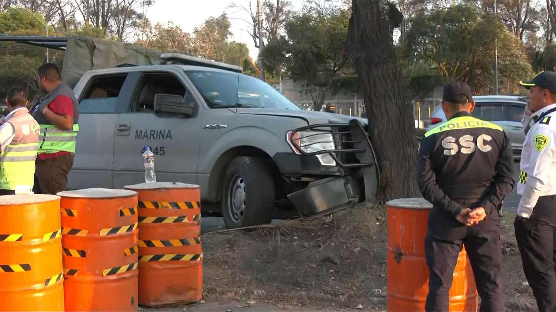 Camioneta de la Marina Choca contra Árbol y Motociclista en Periférico Sur, CDMX; ¿Qué Pasó?