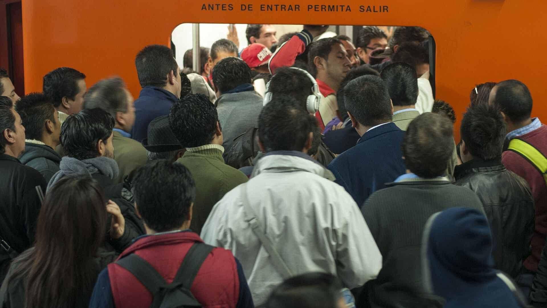 ¿Qué Pasa en la Línea 8 del Metro de CDMX Hoy? En Esta Estación Hay Aglomeraciones
