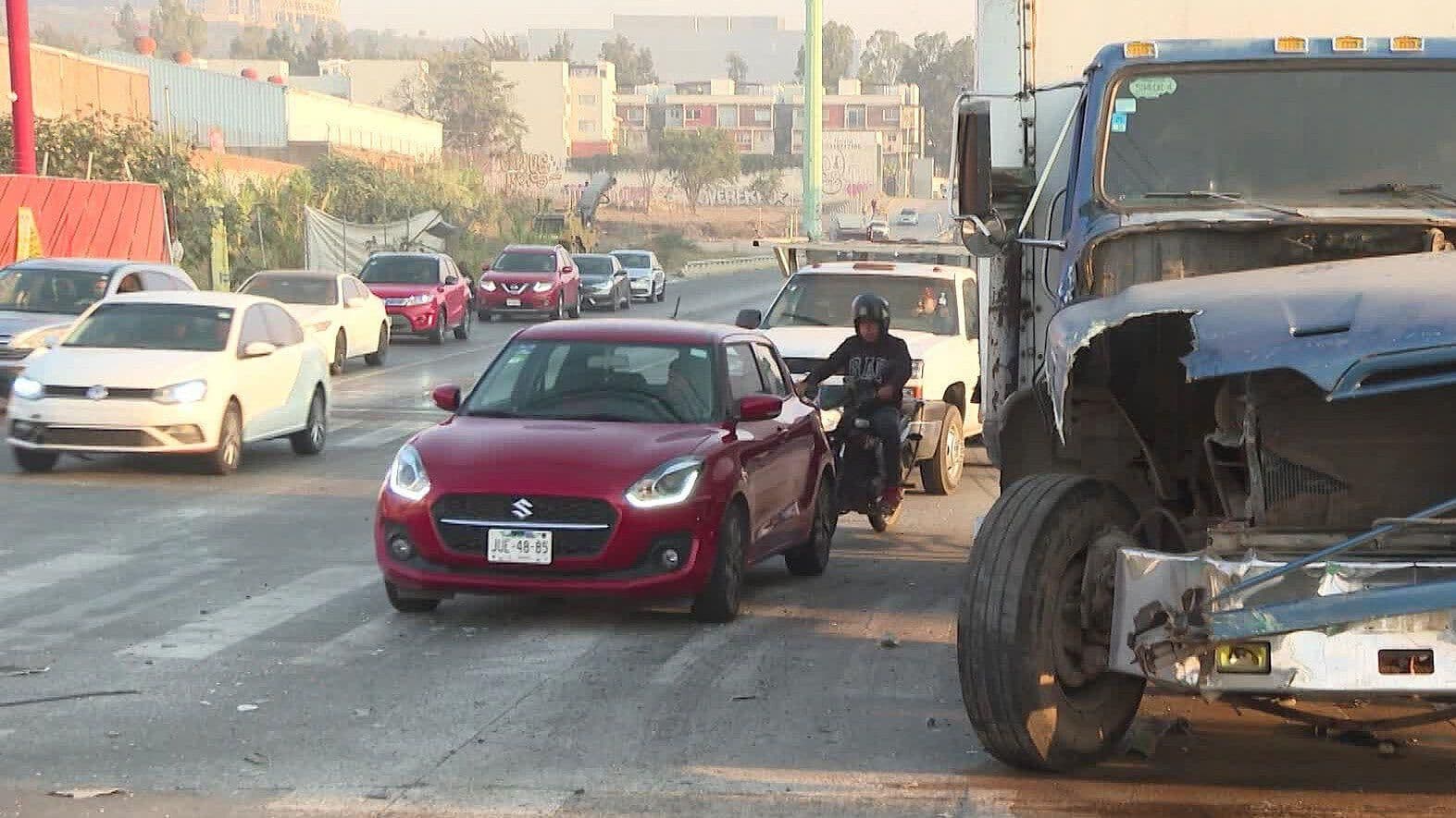 Camión de la Ruta 175 Da Vuelta Prohibida y Choca contra Vehículo Pesado en Tlaquepaque